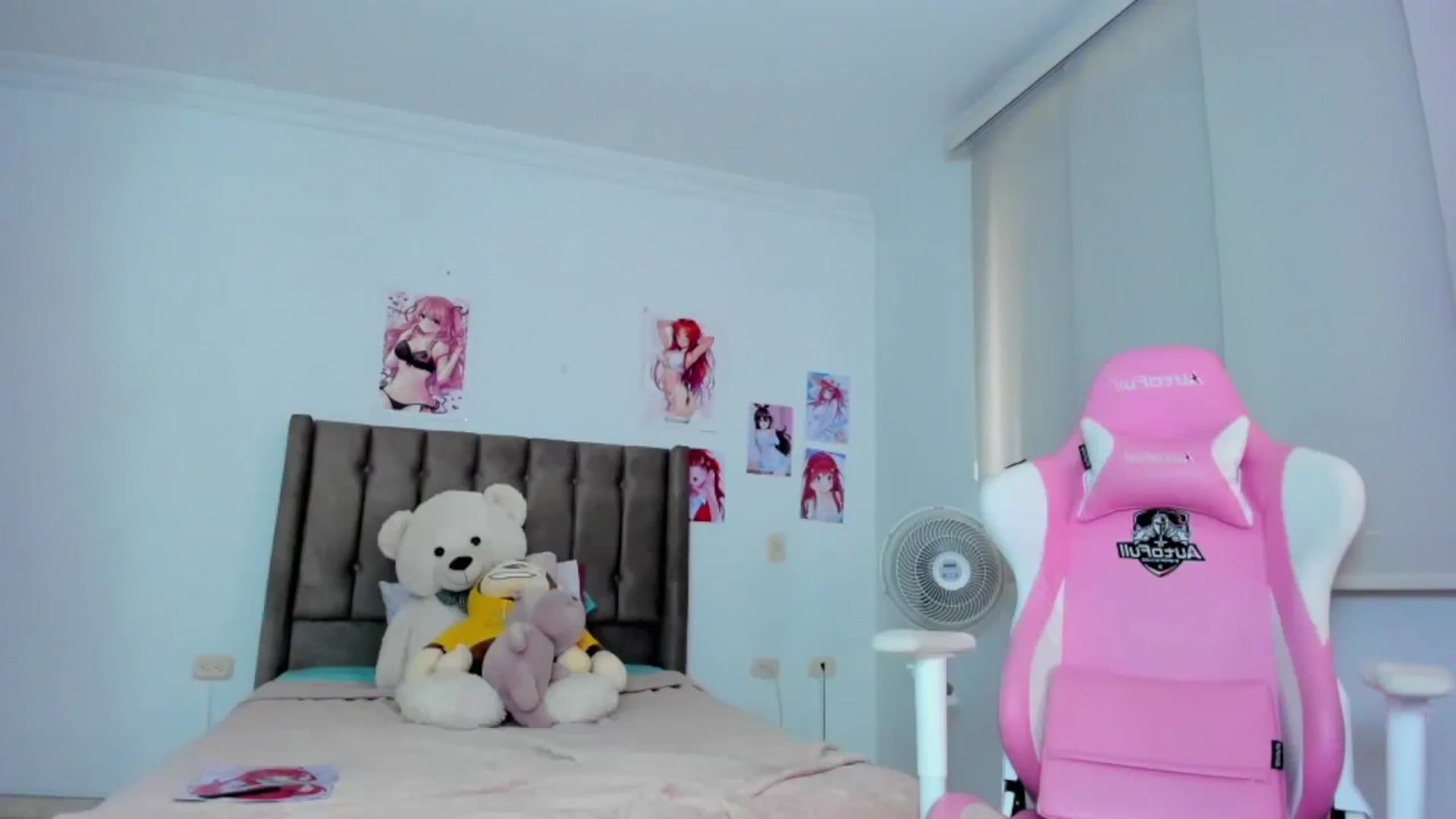 Gallery image thumbnail from Antonella_28_'s myfreecams stream on, 05/07/2024, 21:32 image 16 of 20