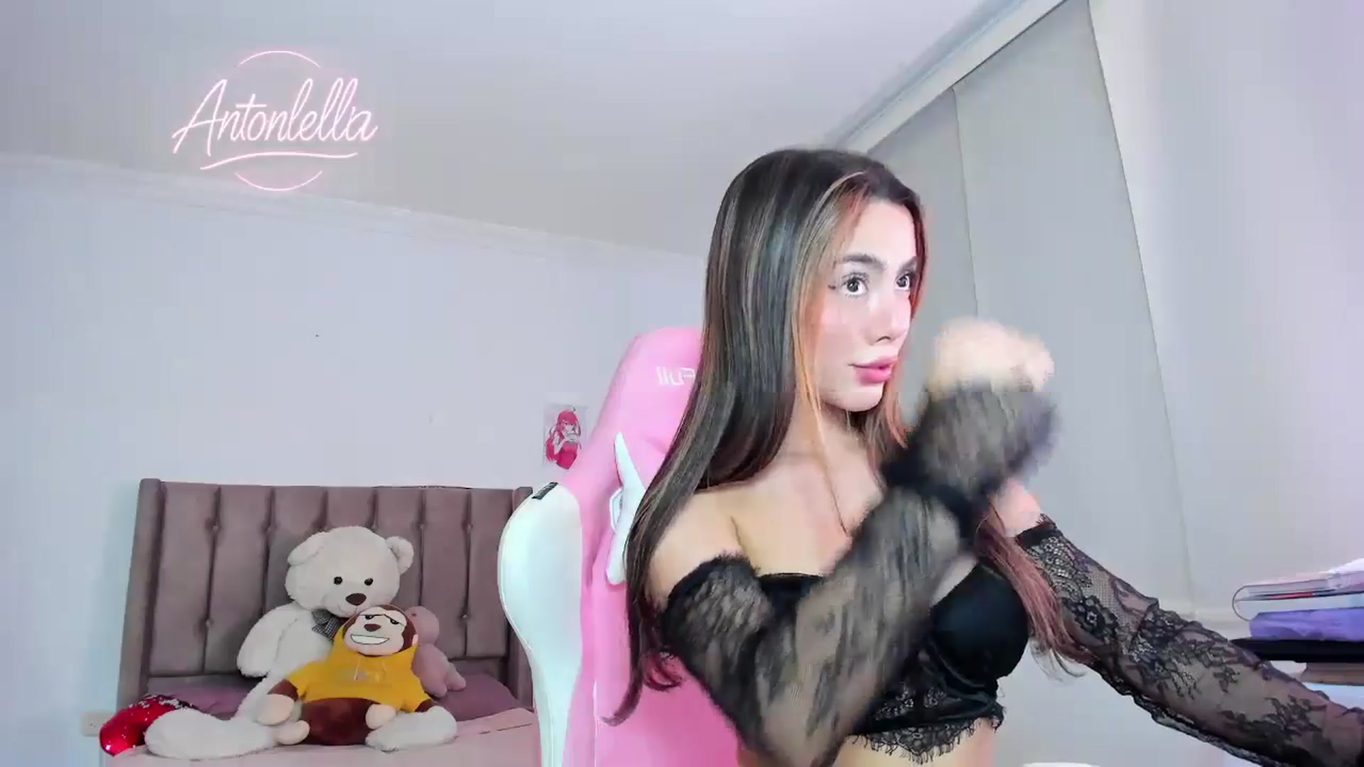 Gallery image thumbnail from Antonella_28_'s myfreecams stream on, 04/21/2025, 01:01 image 8 of 20