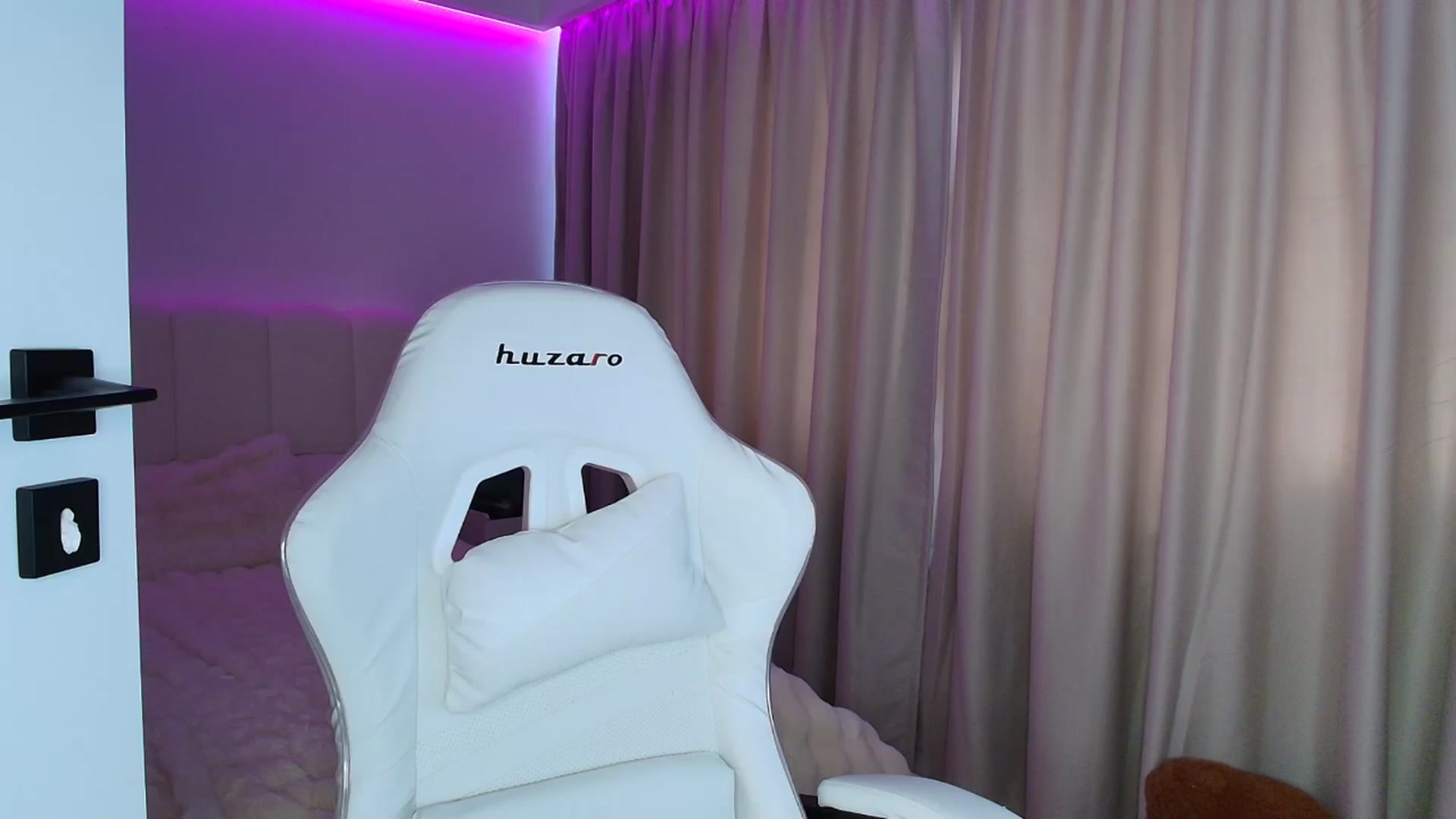 Gallery image thumbnail from AntoniaKitty's myfreecams stream on, 05/24/2025, 13:06 image 10 of 20