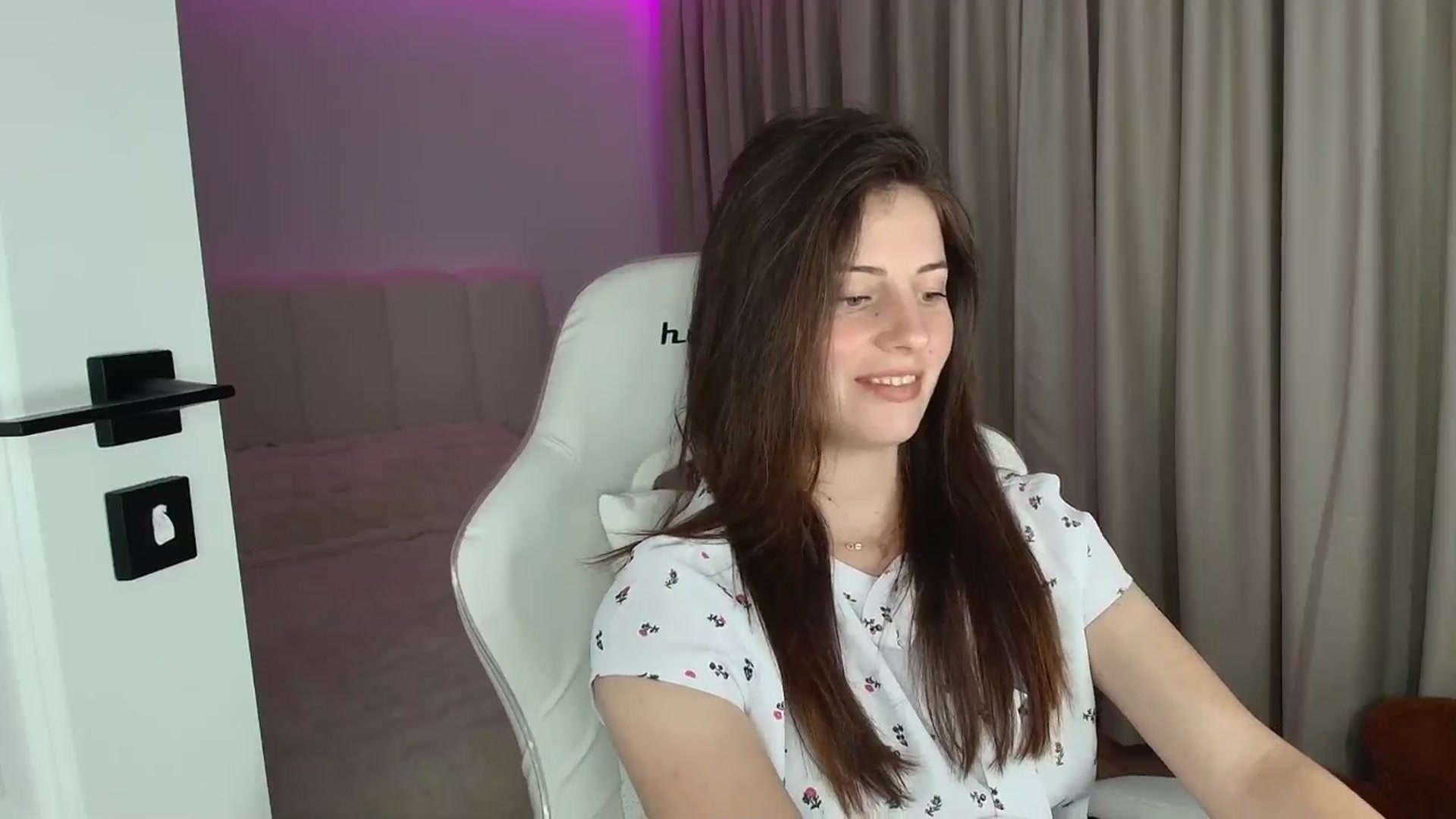 Gallery image thumbnail from AntoniaKitty's myfreecams stream on, 06/24/2025, 18:59 image 15 of 20