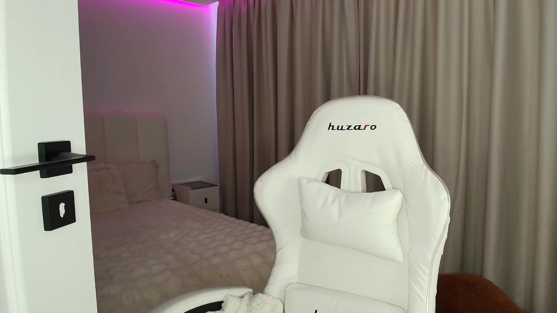 Gallery image thumbnail from AntoniaKitty's myfreecams stream on, 07/03/2025, 10:47 image 6 of 20