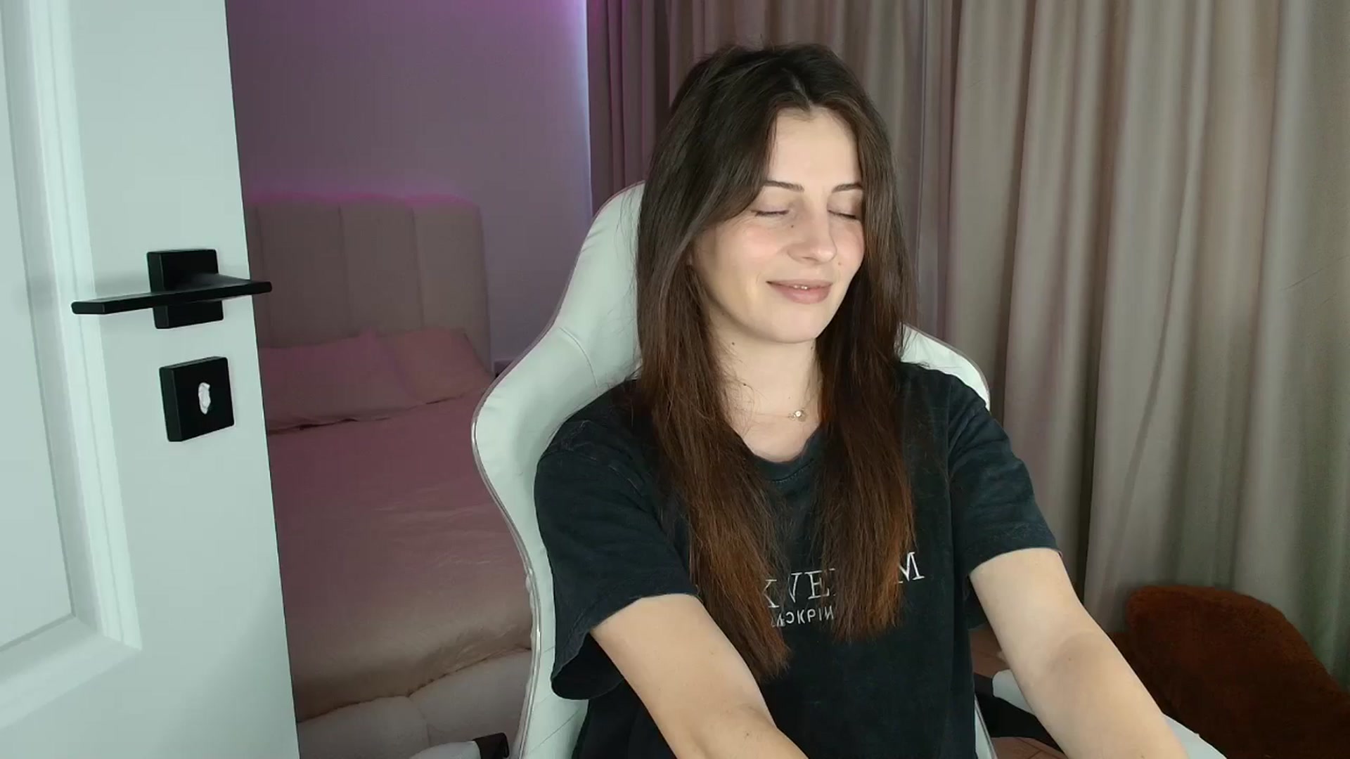 Gallery image thumbnail from AntoniaKitty's myfreecams stream on, 07/08/2025, 10:35 image 14 of 20