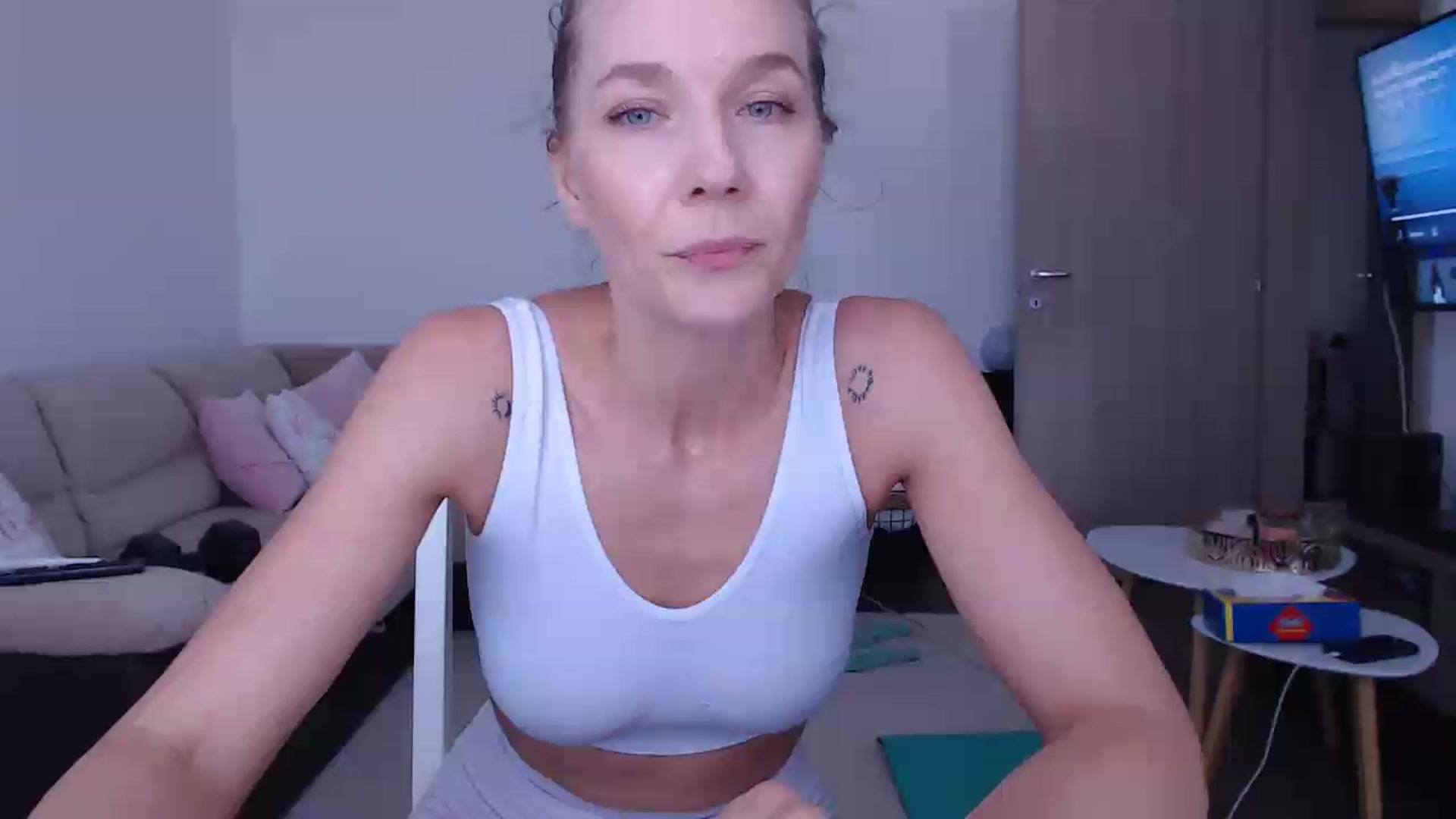 Gallery image thumbnail from AnyaHott's myfreecams stream on, 08/10/2026, 14:38 image 12 of 20