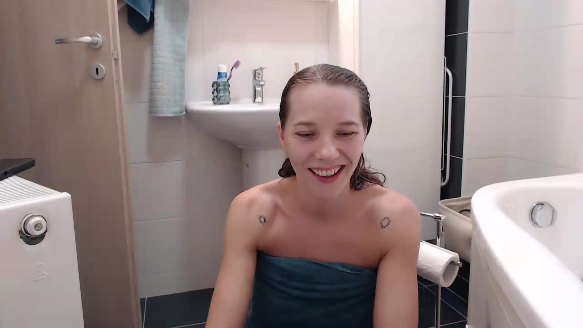 Gallery image thumbnail from AnyaHott's myfreecams stream on, 08/10/2026, 16:29 image 17 of 20