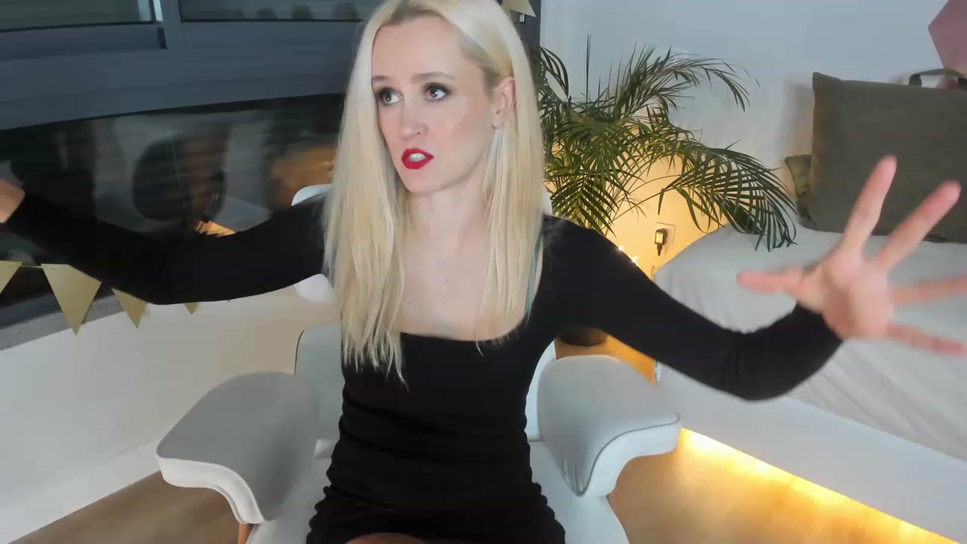 Gallery image thumbnail from AoifeOneal's myfreecams stream on, 11/19/2022, 19:18 image 5 of 20