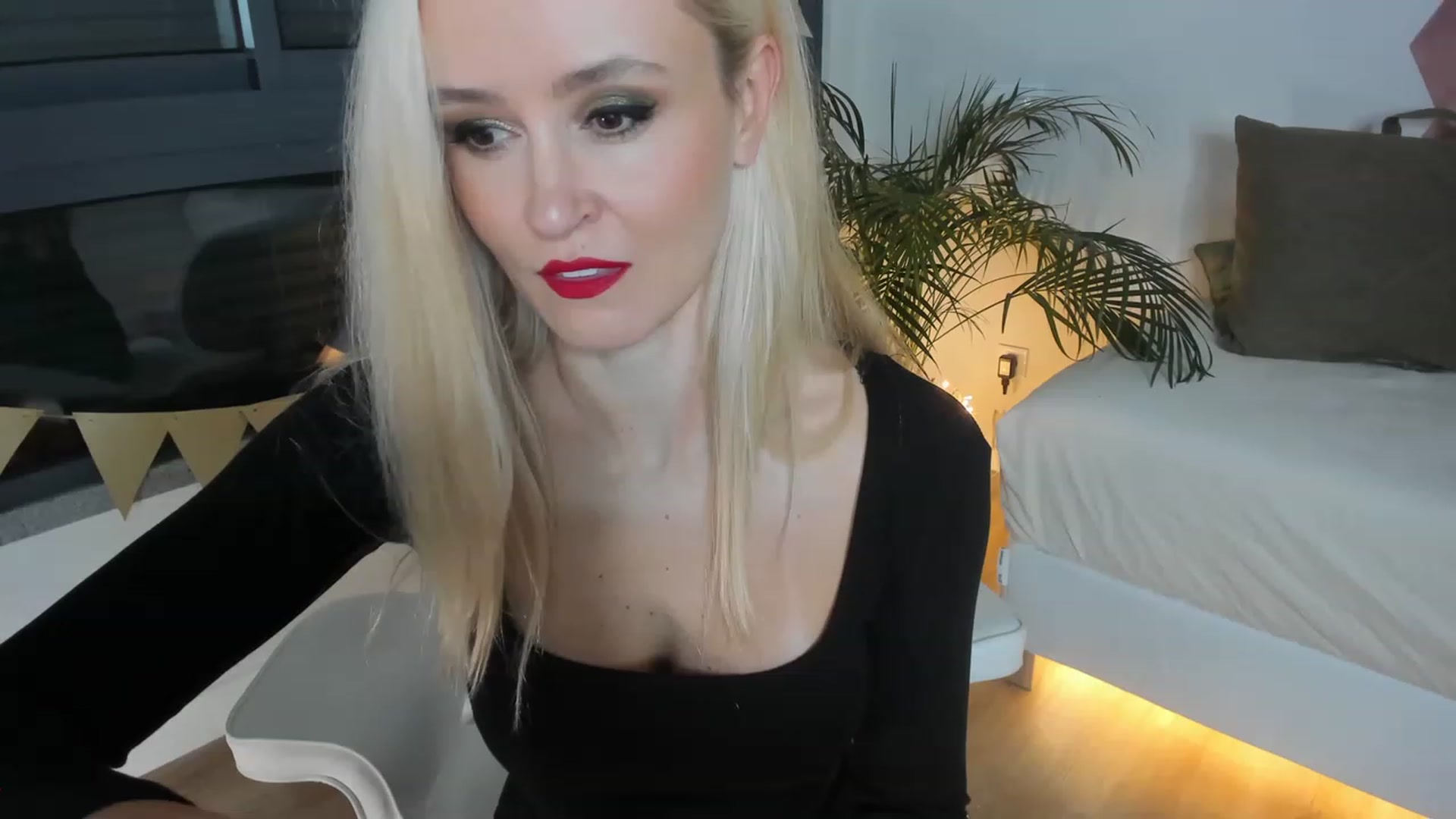 Gallery image thumbnail from AoifeOneal's myfreecams stream on, 11/19/2022, 19:18 image 2 of 20
