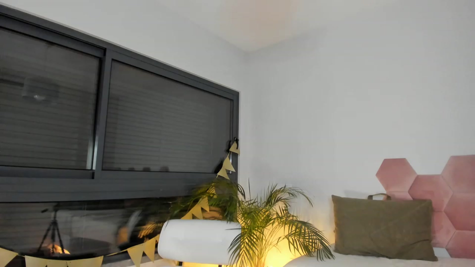 Gallery image thumbnail from AoifeOneal's myfreecams stream on, 11/19/2022, 19:33 image 15 of 20