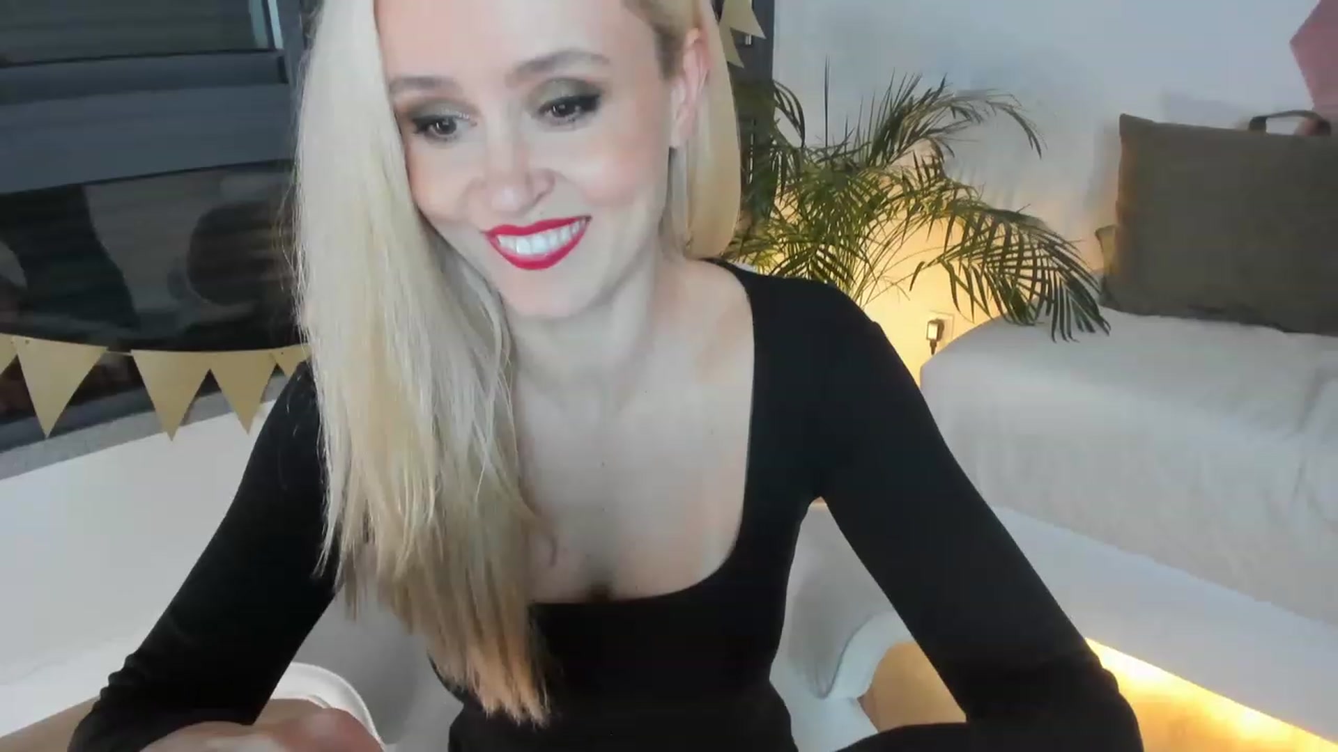 Gallery image thumbnail from AoifeOneal's myfreecams stream on, 11/20/2022, 07:40 image 3 of 20