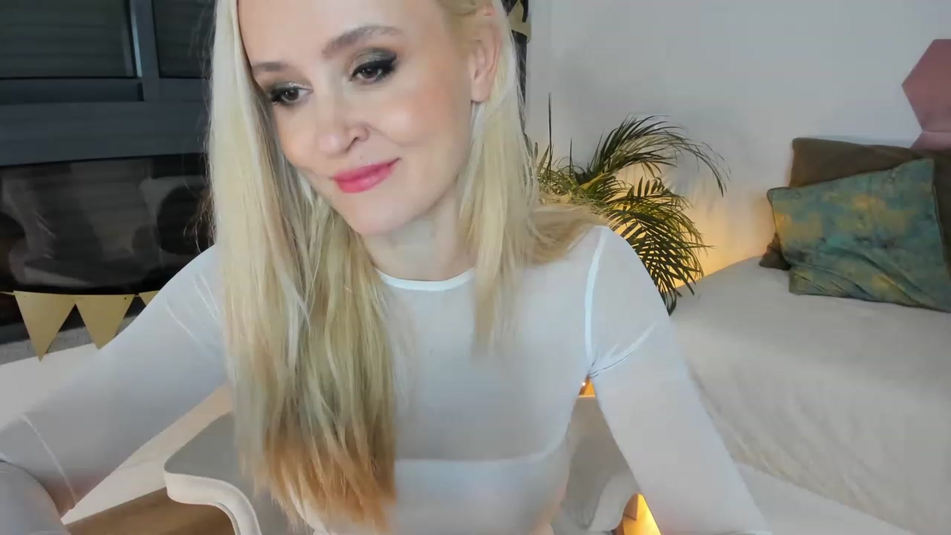 Gallery image thumbnail from AoifeOneal's myfreecams stream on, 11/25/2022, 20:25 image 5 of 20