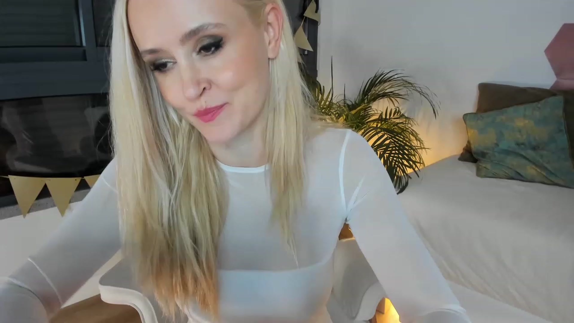 Gallery image thumbnail from AoifeOneal's myfreecams stream on, 11/25/2022, 20:25 image 9 of 20