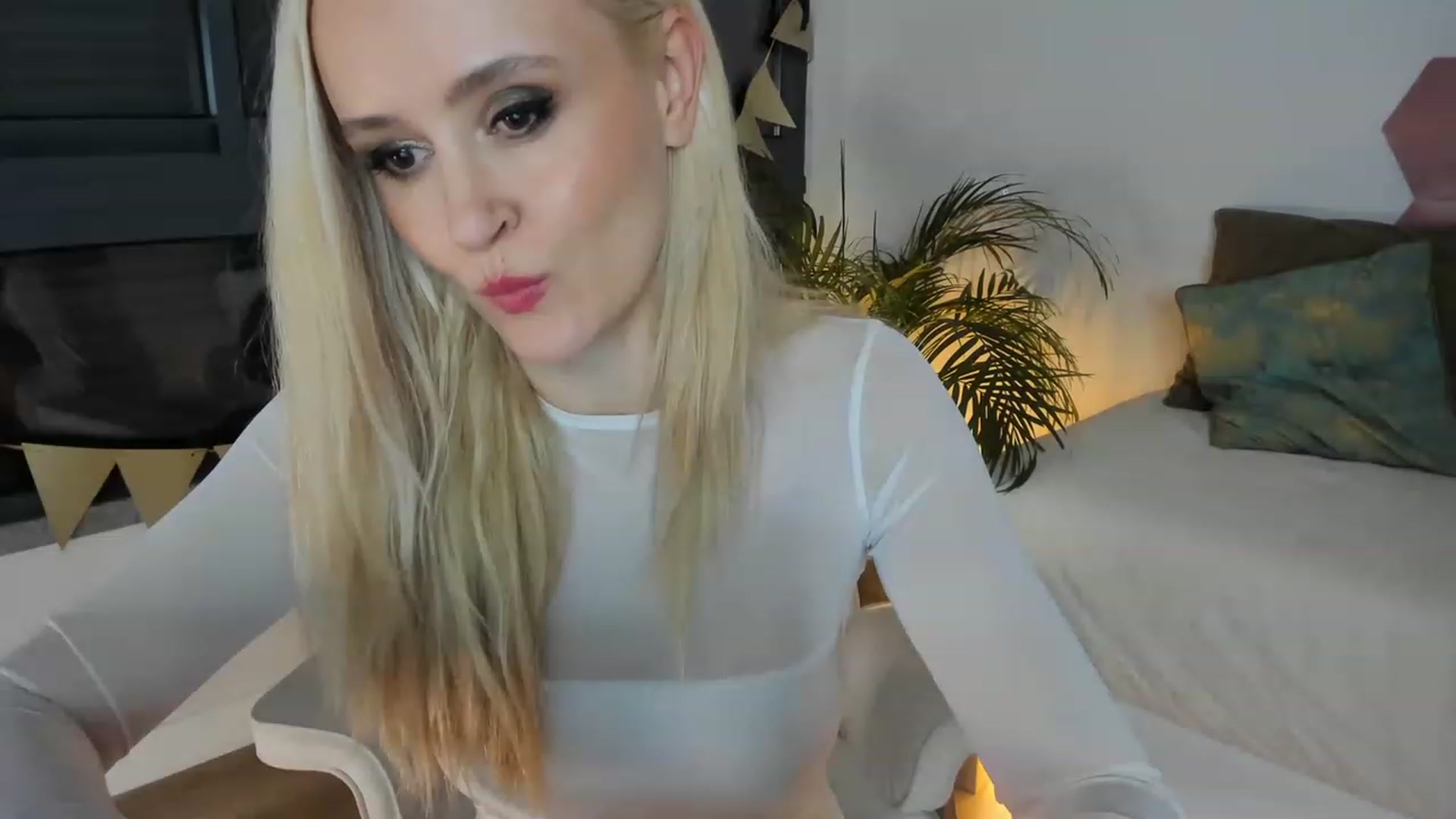 Gallery image thumbnail from AoifeOneal's myfreecams stream on, 11/25/2022, 20:25 image 10 of 20
