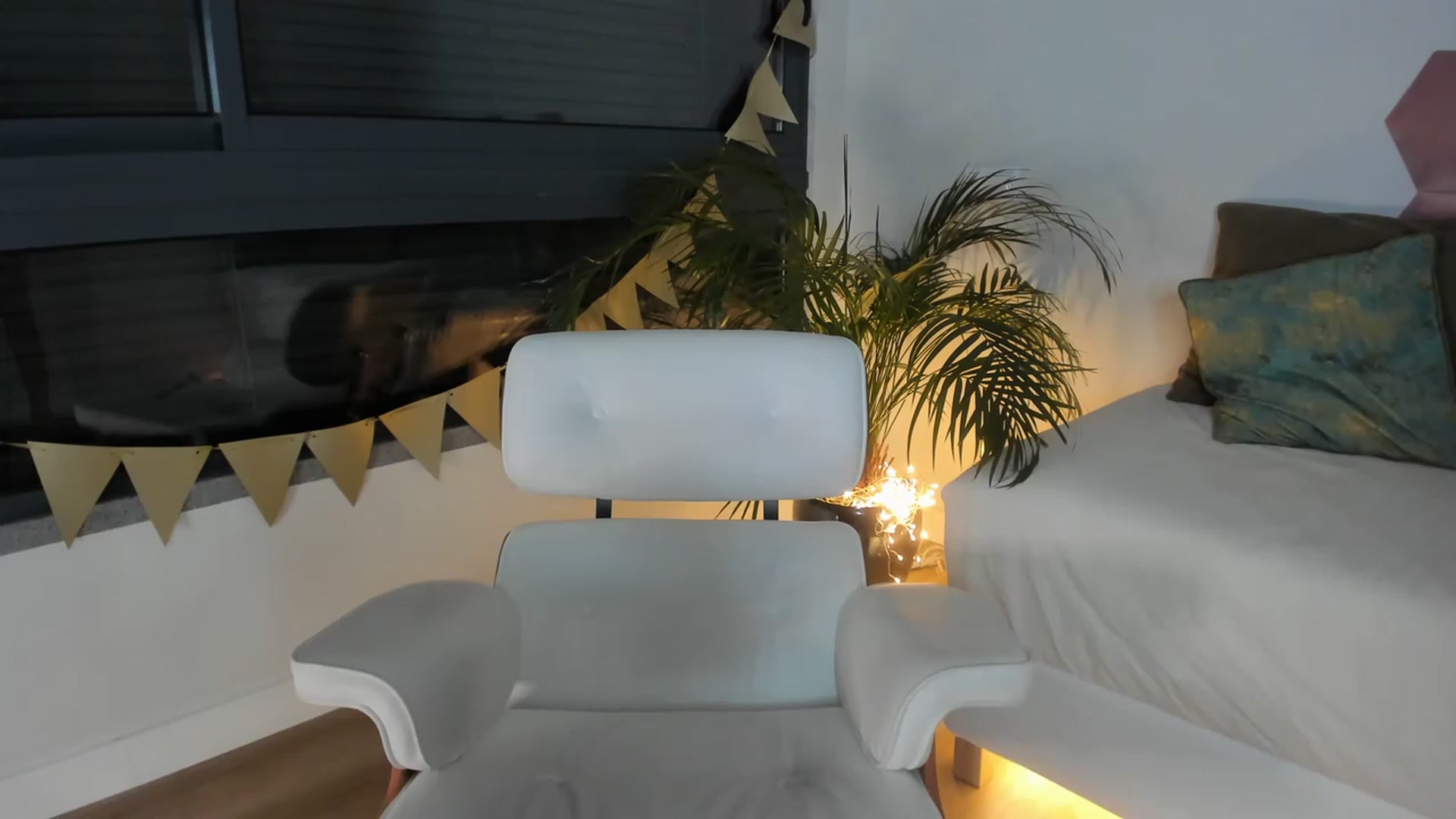 Gallery image thumbnail from AoifeOneal's myfreecams stream on, 11/25/2022, 20:25 image 4 of 20
