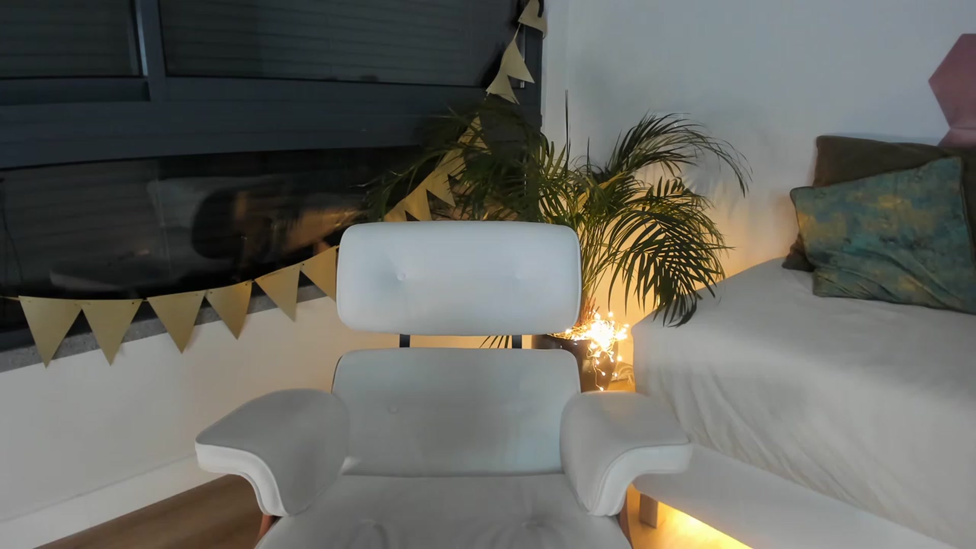 Gallery image thumbnail from AoifeOneal's myfreecams stream on, 11/25/2022, 20:25 image 2 of 20