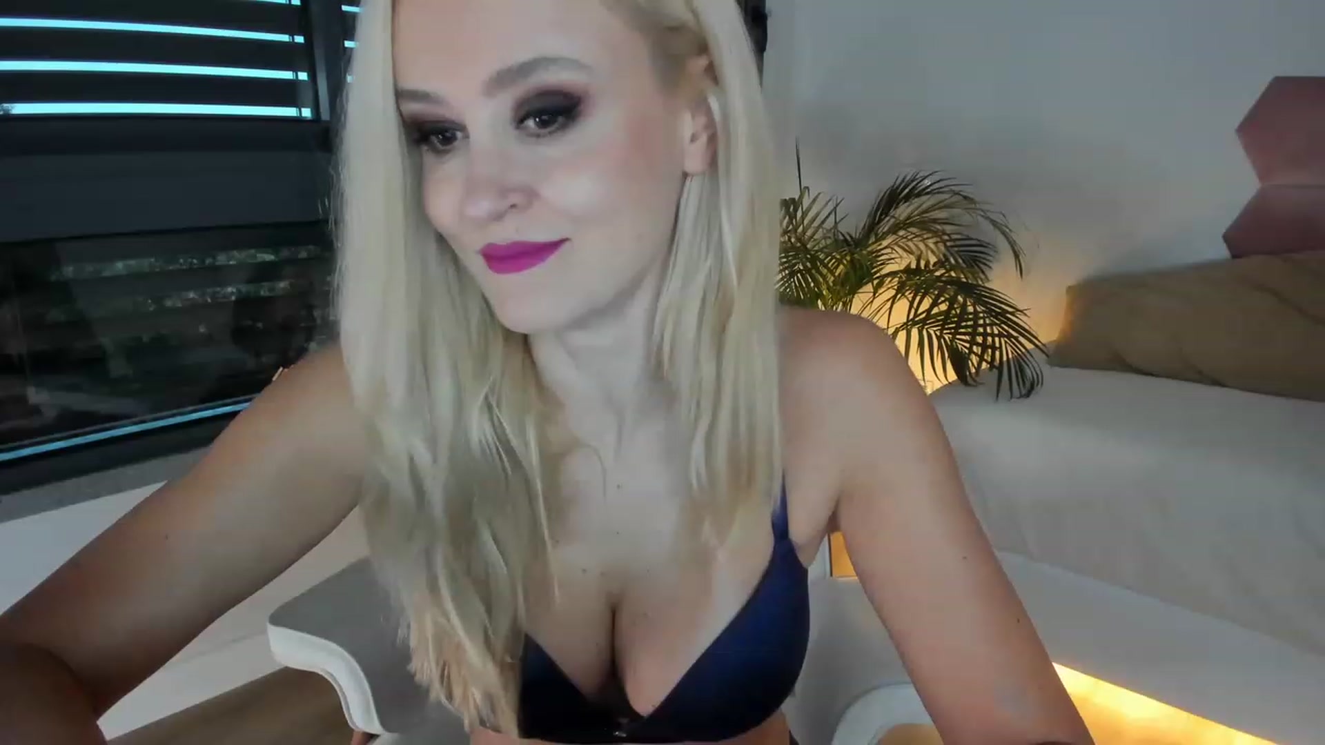 Gallery image thumbnail from AoifeOneal's myfreecams stream on, 12/04/2022, 17:42 image 15 of 20