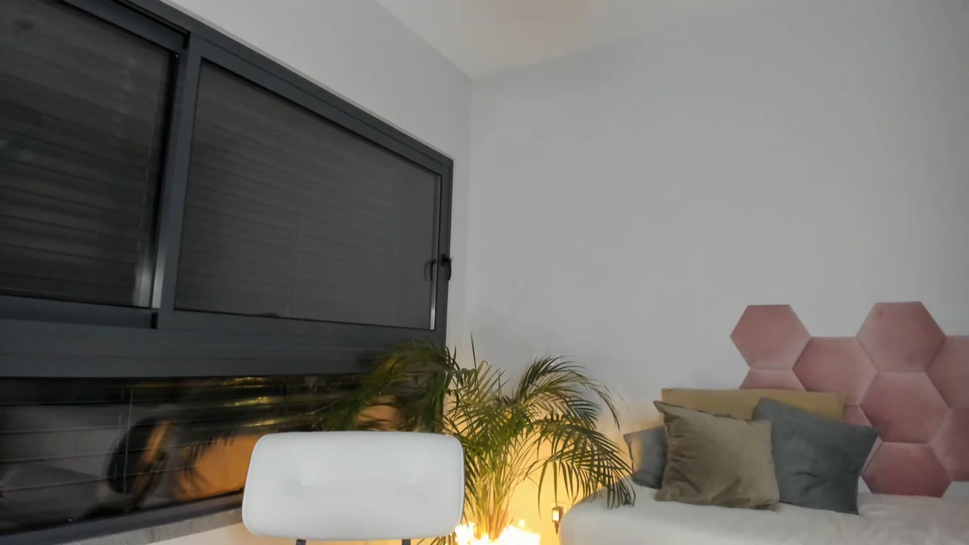 Gallery image thumbnail from AoifeOneal's myfreecams stream on, 12/05/2022, 19:16 image 12 of 20