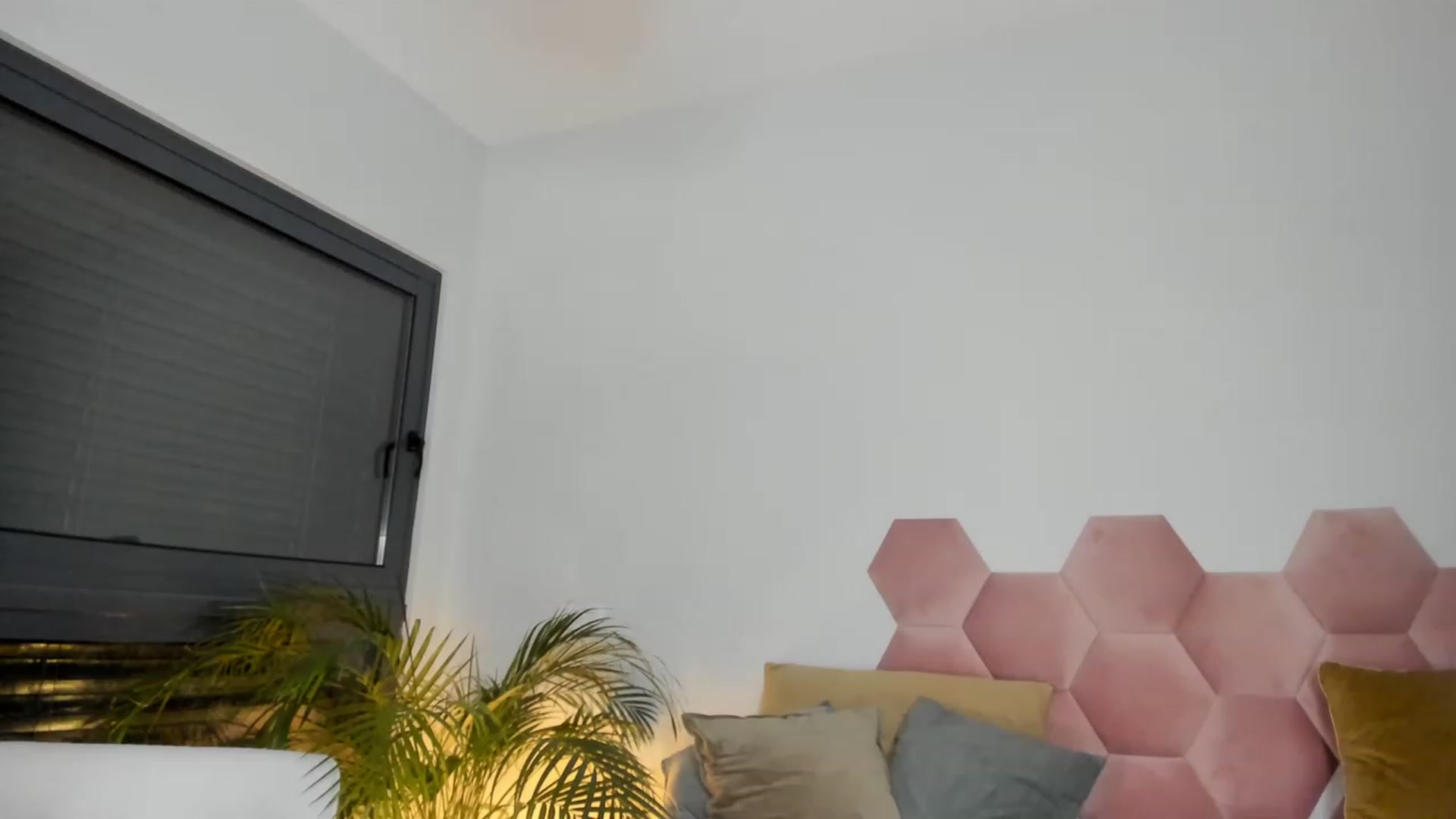 Gallery image thumbnail from AoifeOneal's myfreecams stream on, 12/05/2022, 19:36 image 8 of 20