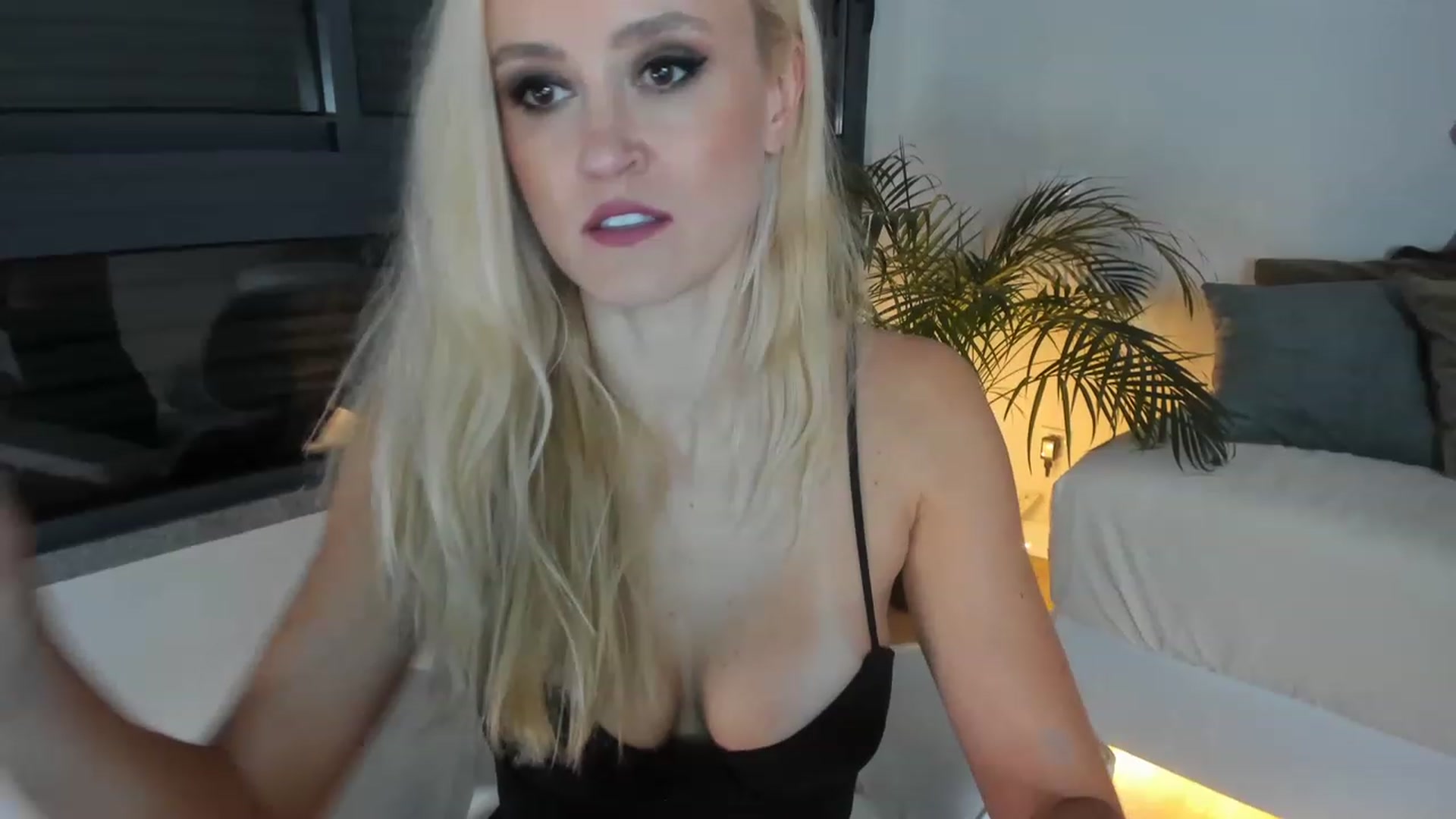 Gallery image thumbnail from AoifeOneal's myfreecams stream on, 12/08/2022, 19:24 image 15 of 20