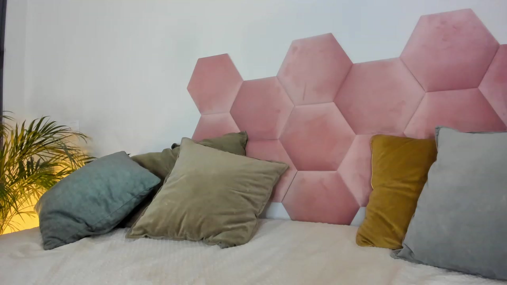 Gallery image thumbnail from AoifeOneal's myfreecams stream on, 12/08/2022, 19:24 image 20 of 20