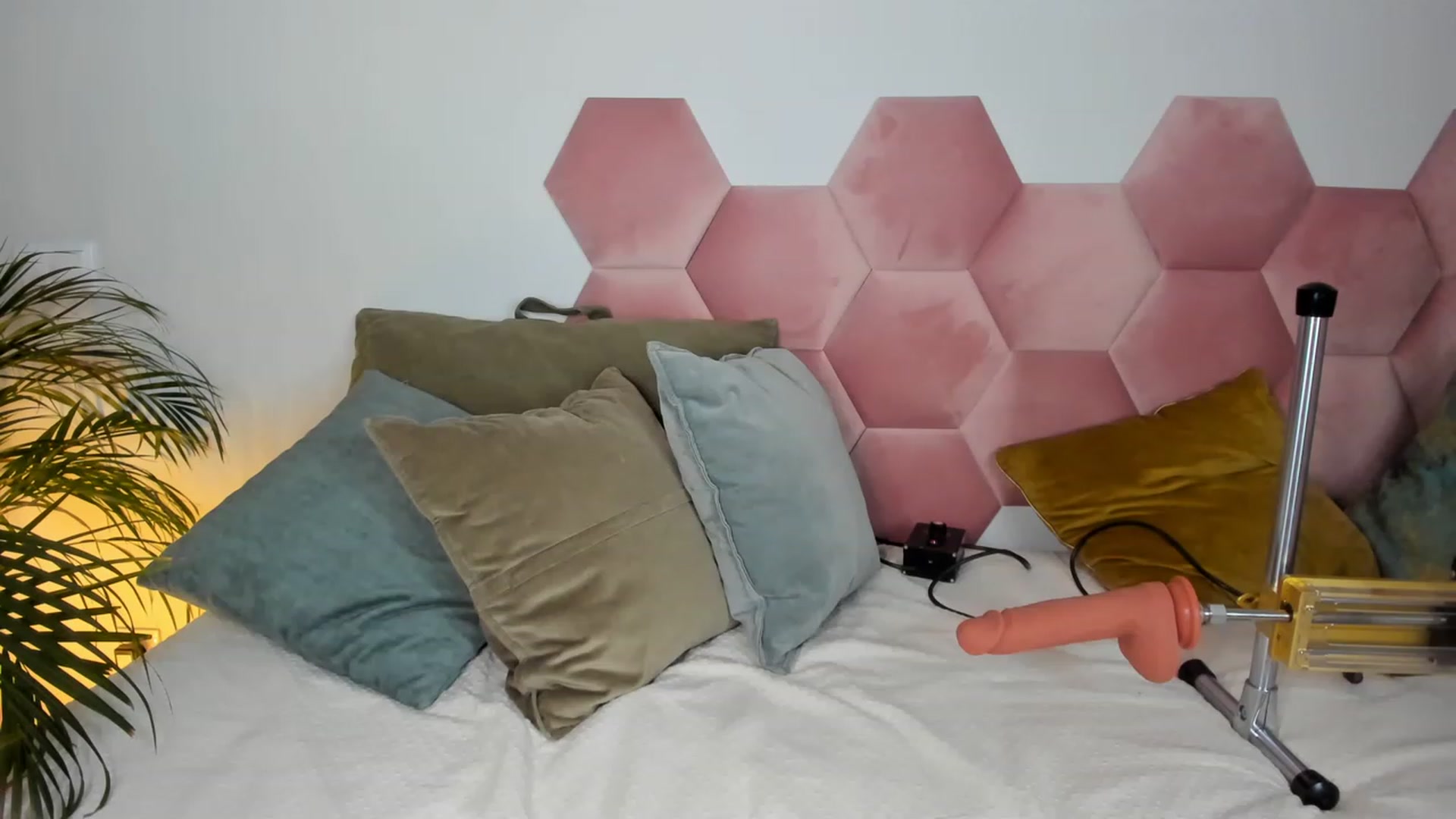 Gallery image thumbnail from AoifeOneal's myfreecams stream on, 12/08/2022, 21:42 image 20 of 20