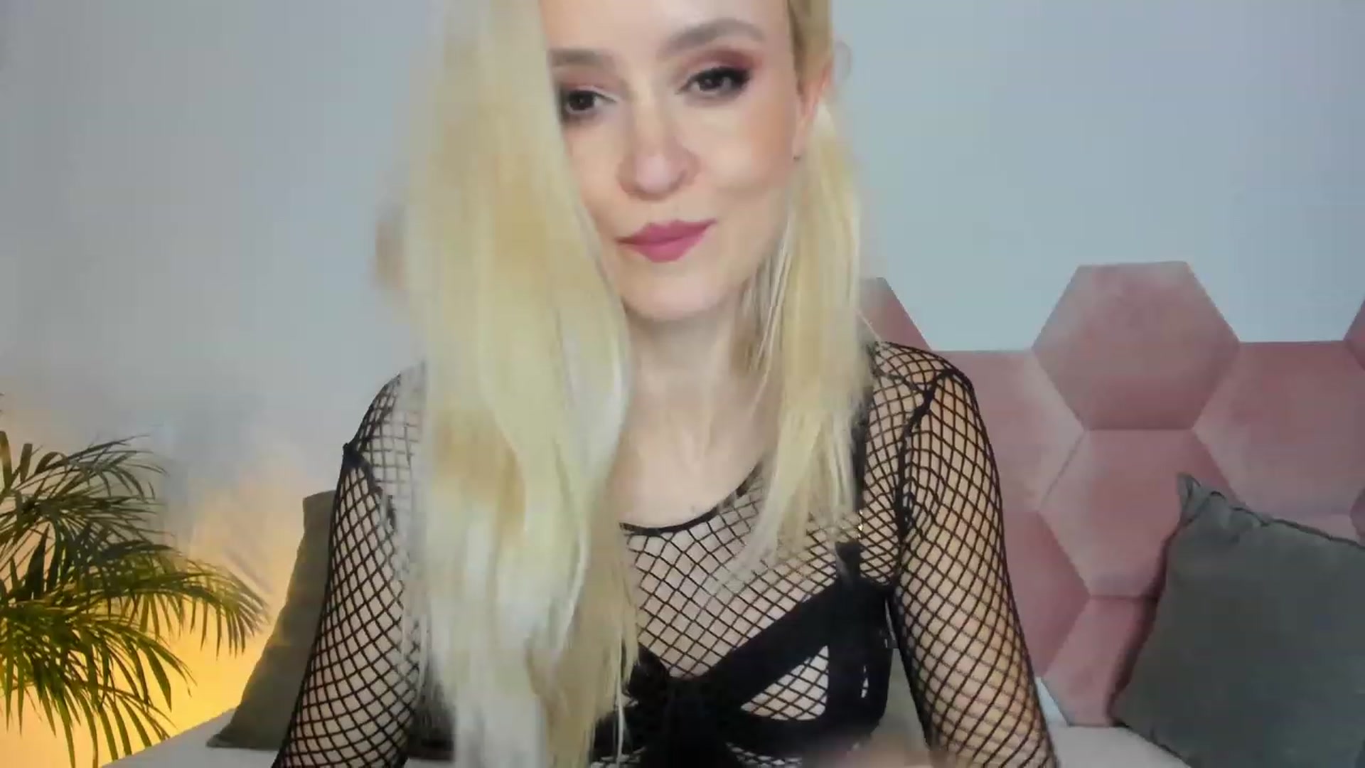 Gallery image thumbnail from AoifeOneal's myfreecams stream on, 12/10/2022, 19:40 image 2 of 20