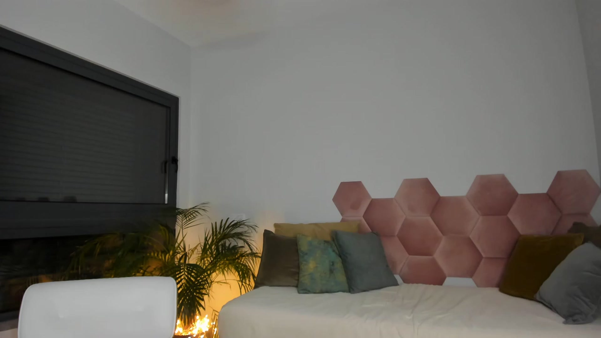 Gallery image thumbnail from AoifeOneal's myfreecams stream on, 12/23/2022, 20:23 image 8 of 20