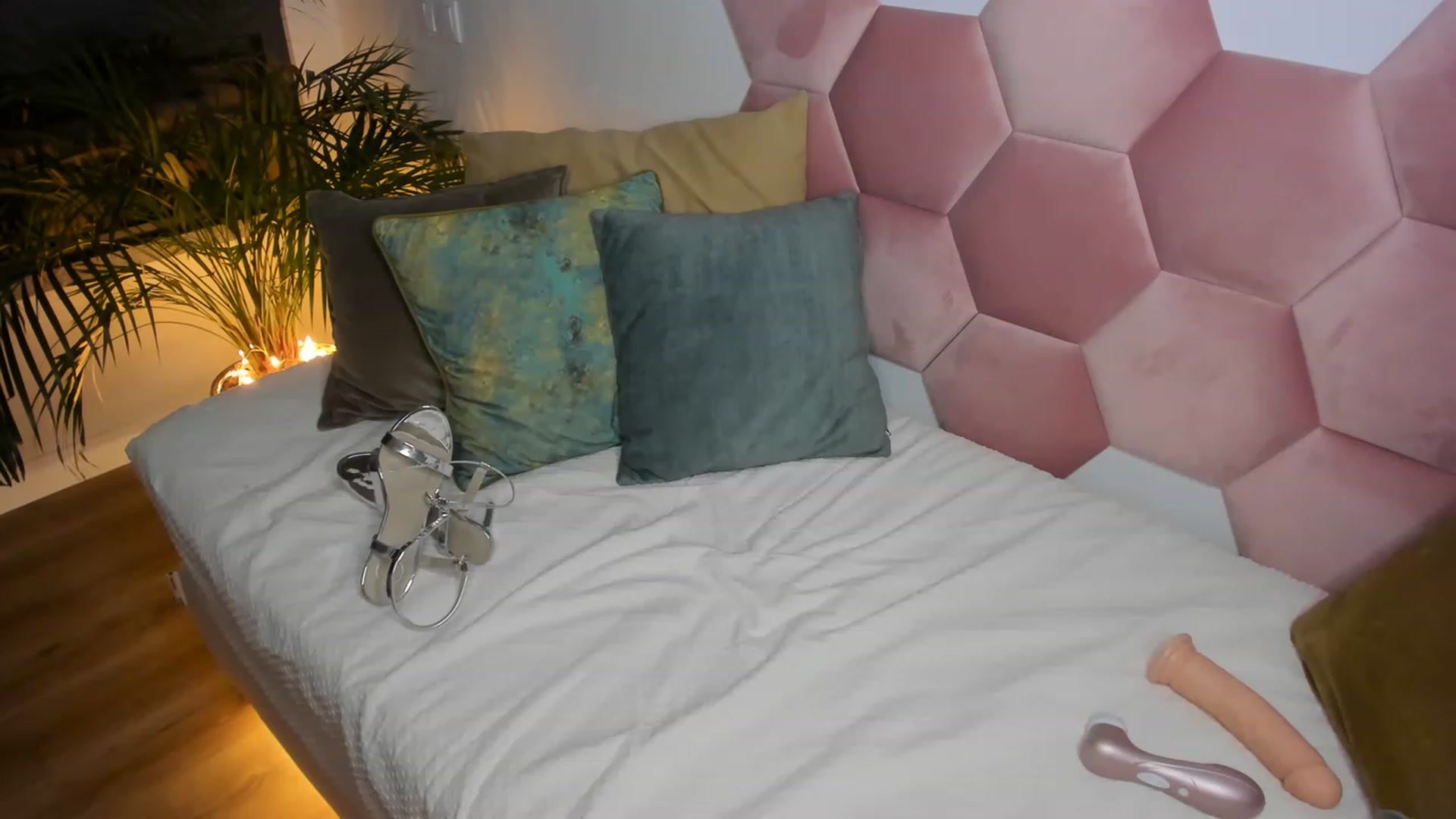 Gallery image thumbnail from AoifeOneal's myfreecams stream on, 12/23/2022, 21:44 image 16 of 20