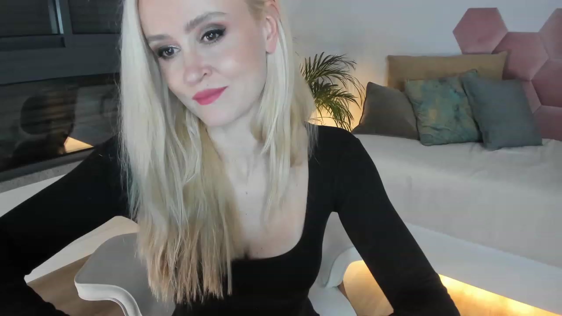 Gallery image thumbnail from AoifeOneal's myfreecams stream on, 12/27/2022, 19:44 image 1 of 20