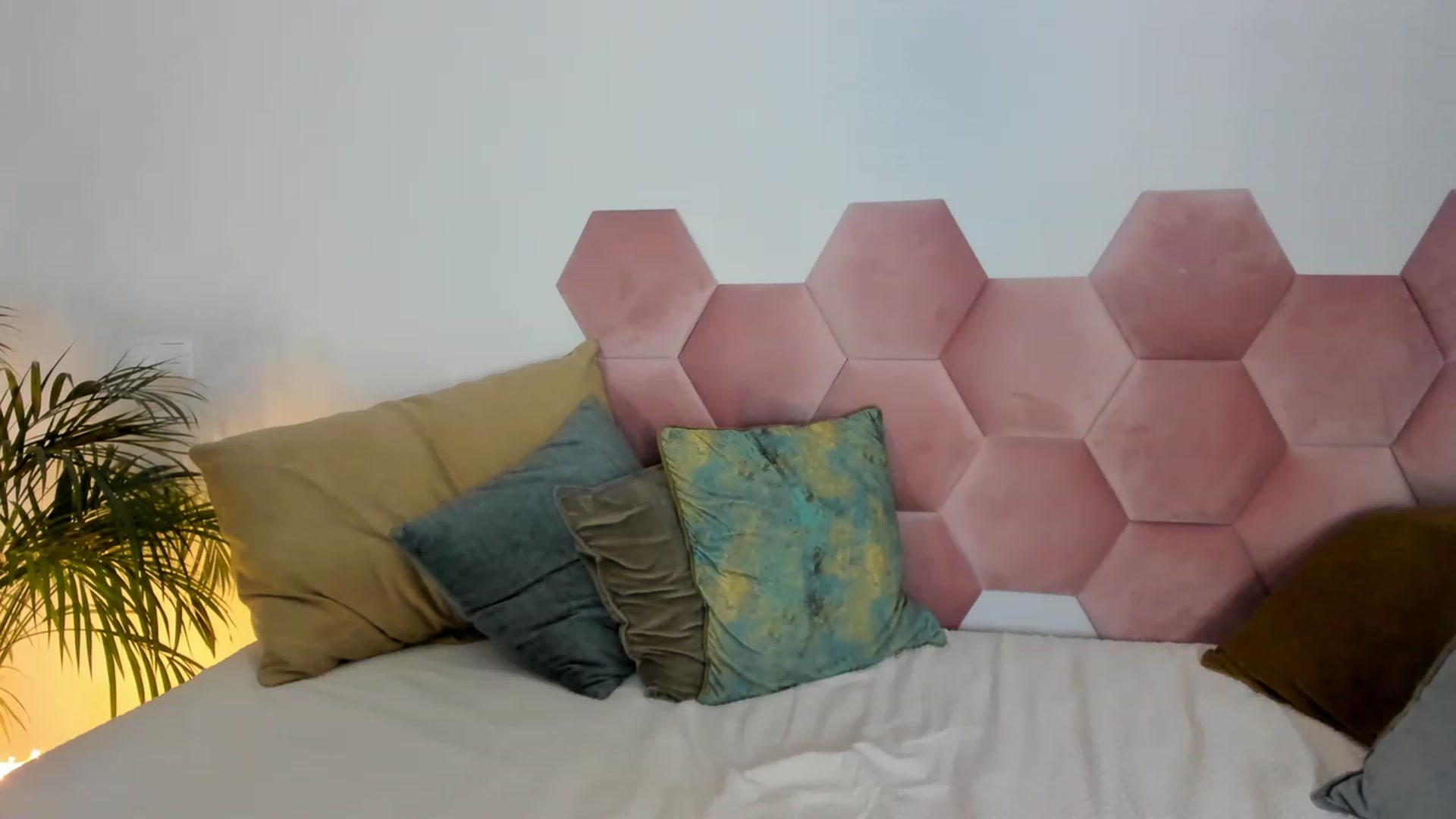 Gallery image thumbnail from AoifeOneal's myfreecams stream on, 01/03/2023, 19:26 image 18 of 20