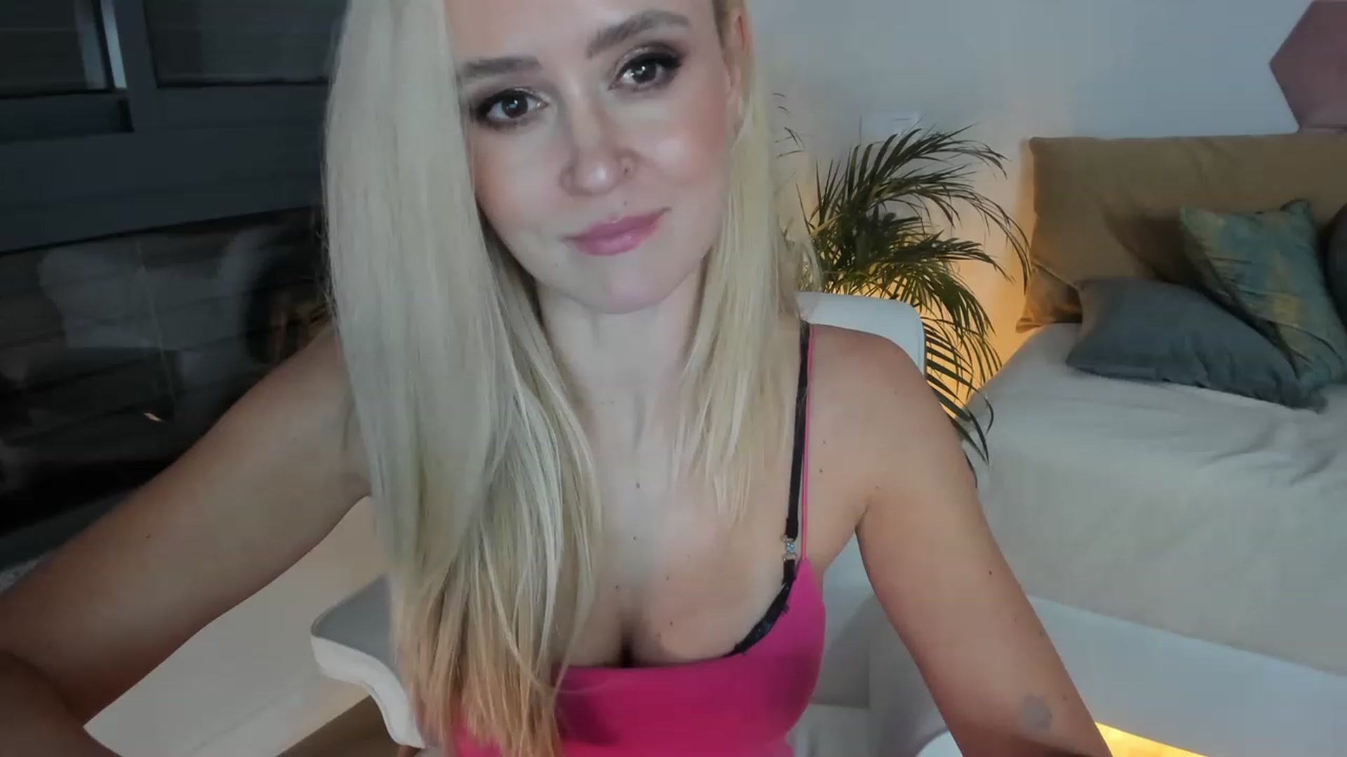 Gallery image thumbnail from AoifeOneal's myfreecams stream on, 01/03/2023, 21:55 image 11 of 20