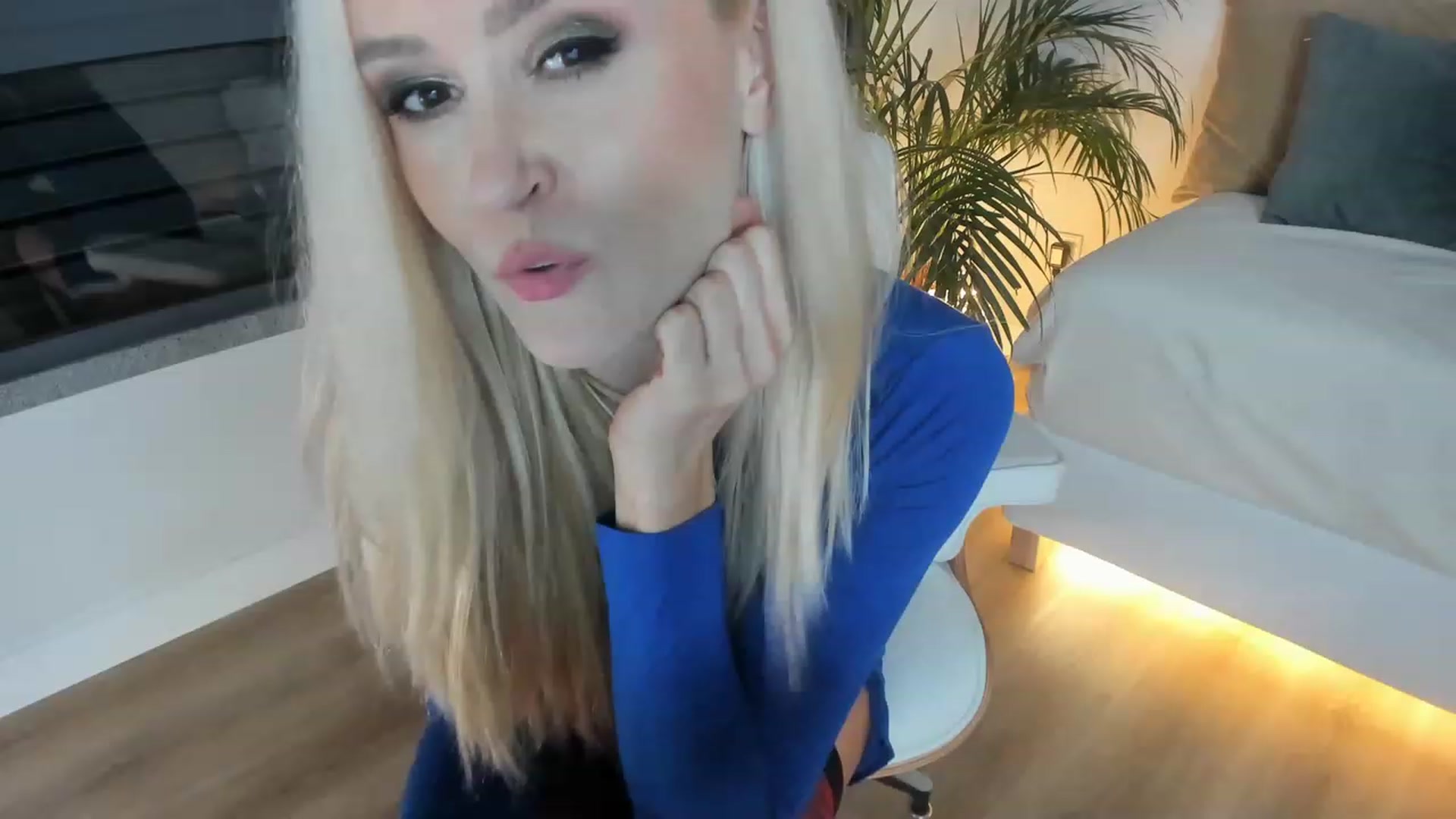 Gallery image thumbnail from AoifeOneal's myfreecams stream on, 01/06/2023, 19:46 image 8 of 20