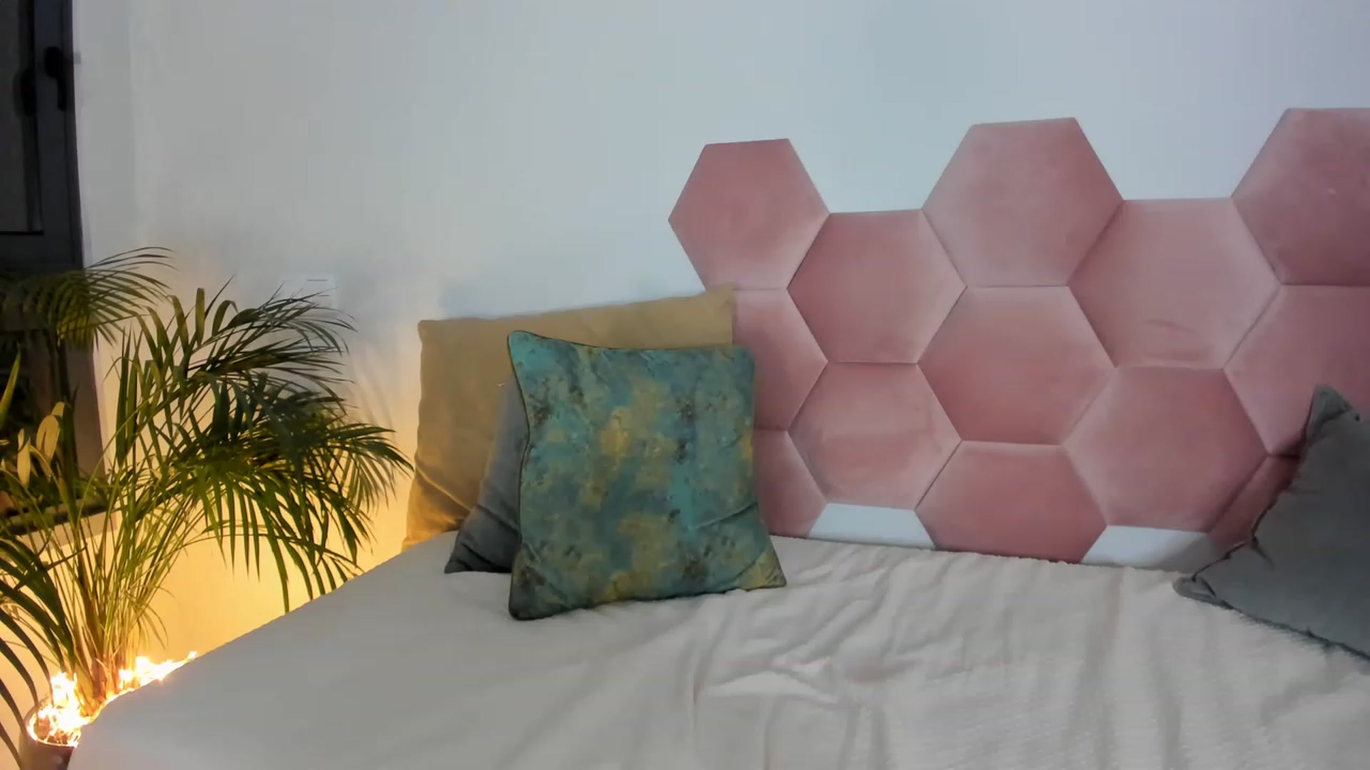 Gallery image thumbnail from AoifeOneal's myfreecams stream on, 01/06/2023, 21:26 image 8 of 20