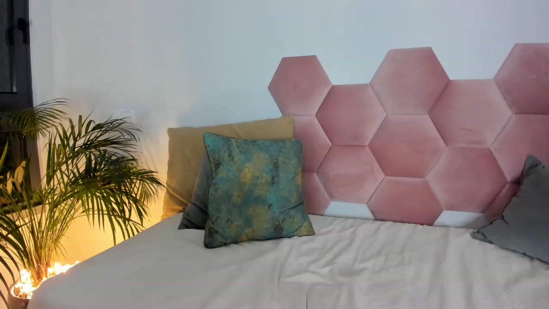 Gallery image thumbnail from AoifeOneal's myfreecams stream on, 01/06/2023, 21:26 image 4 of 20