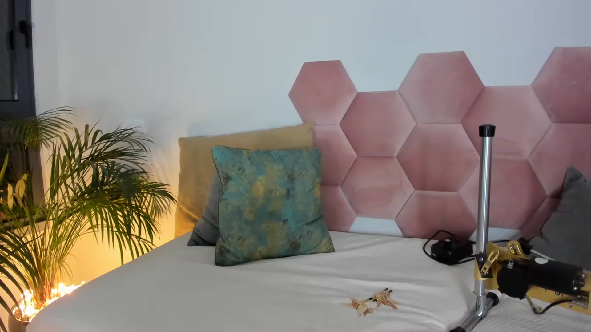 Gallery image thumbnail from AoifeOneal's myfreecams stream on, 01/06/2023, 21:26 image 12 of 20