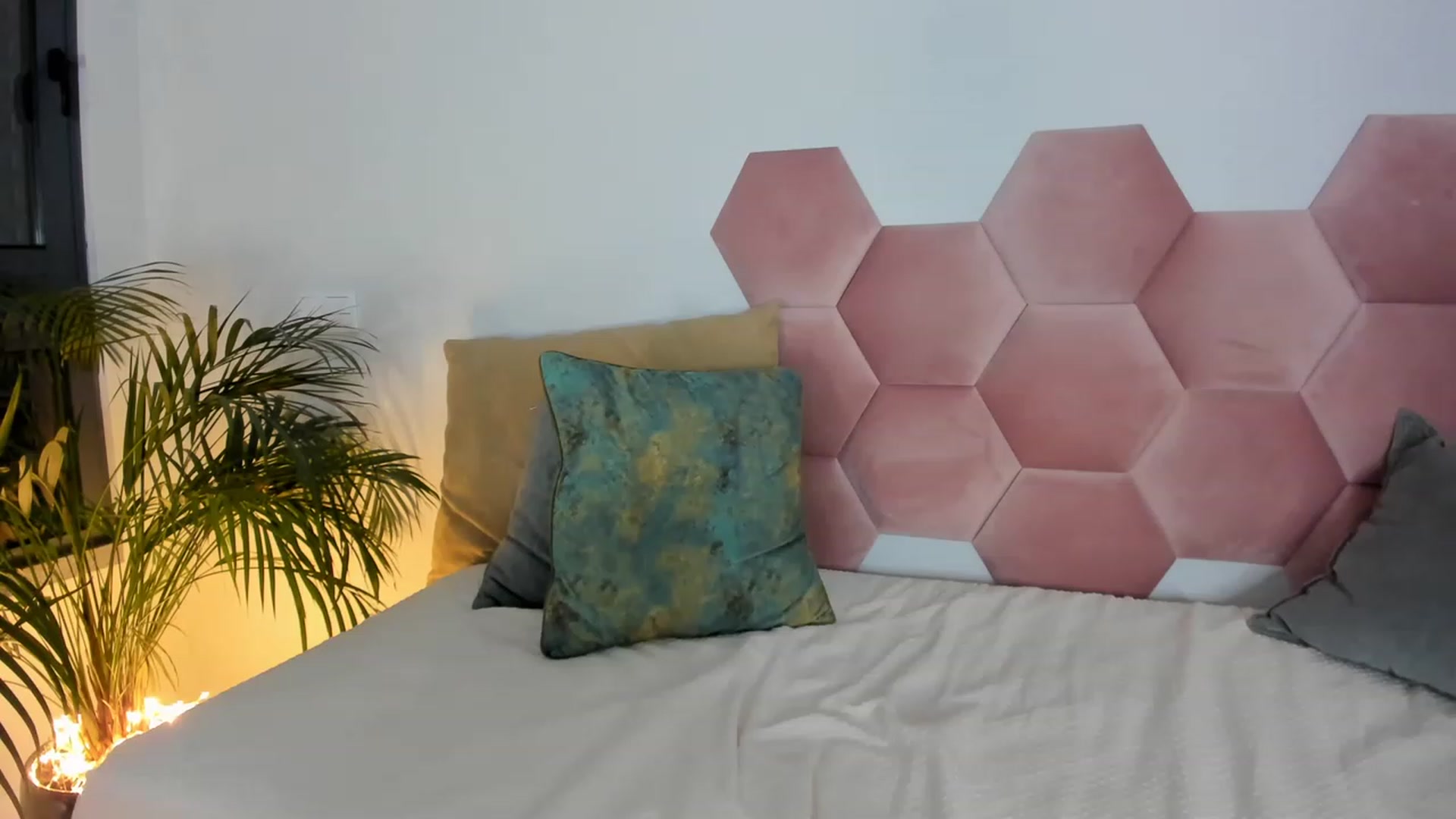 Gallery image thumbnail from AoifeOneal's myfreecams stream on, 01/06/2023, 21:26 image 5 of 20