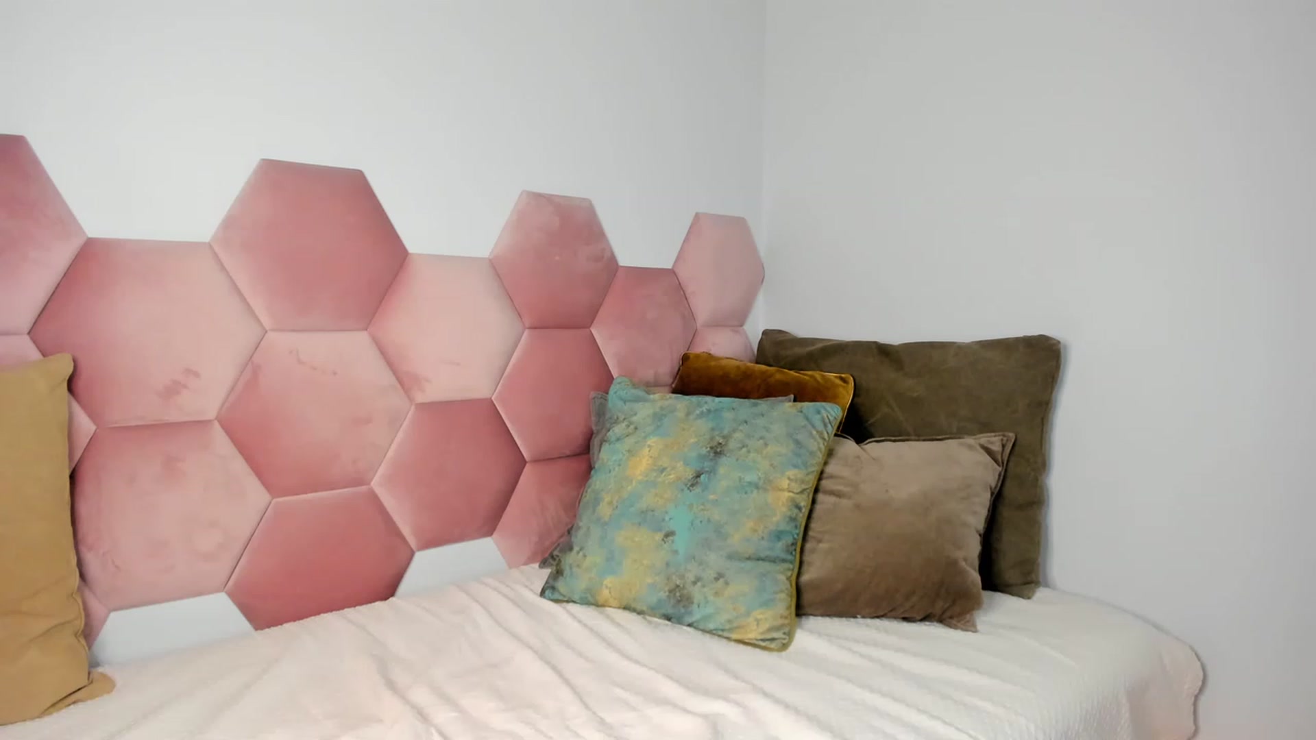 Gallery image thumbnail from AoifeOneal's myfreecams stream on, 01/10/2023, 22:02 image 19 of 20
