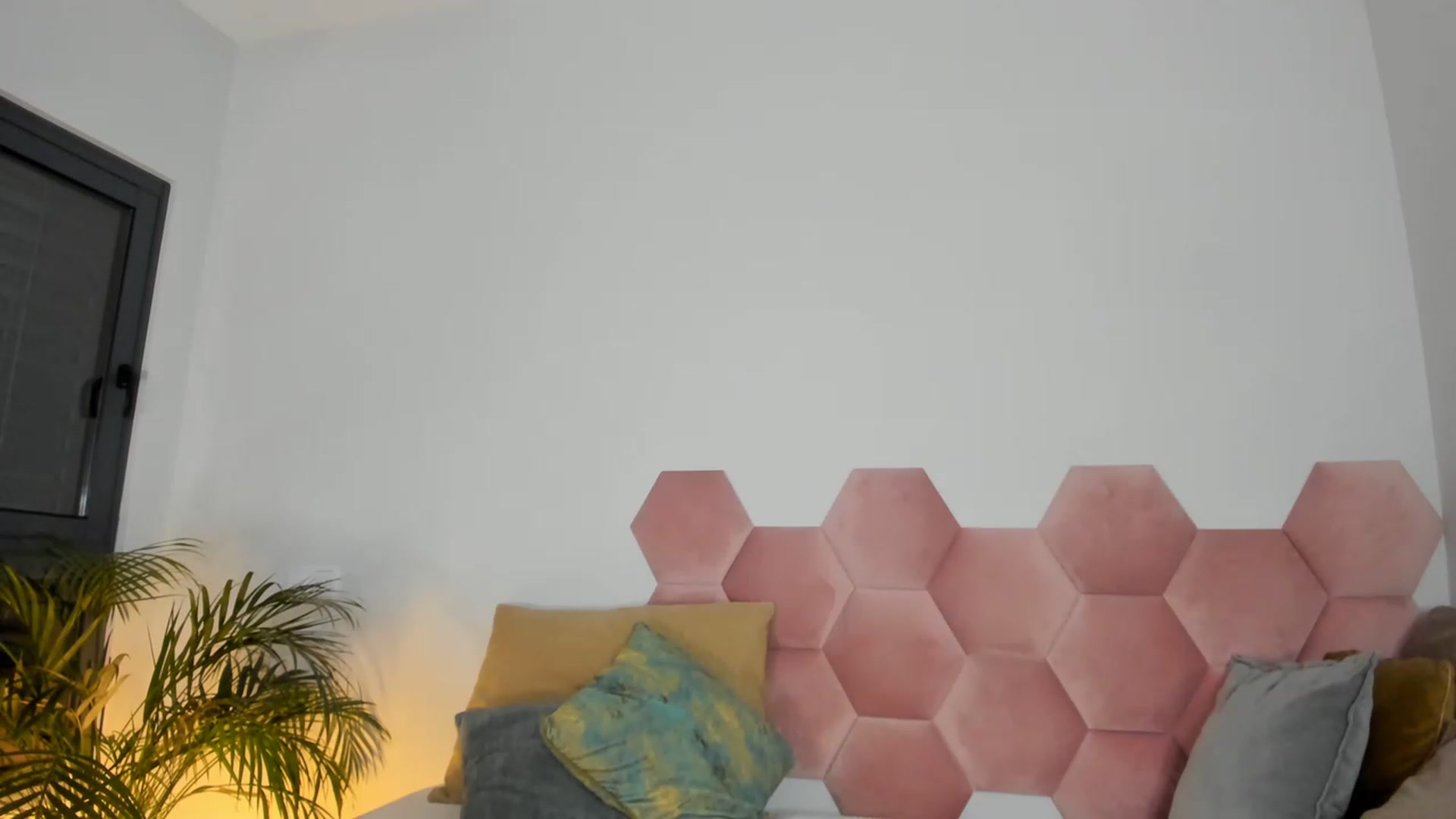 Gallery image thumbnail from AoifeOneal's myfreecams stream on, 01/18/2023, 21:12 image 12 of 20