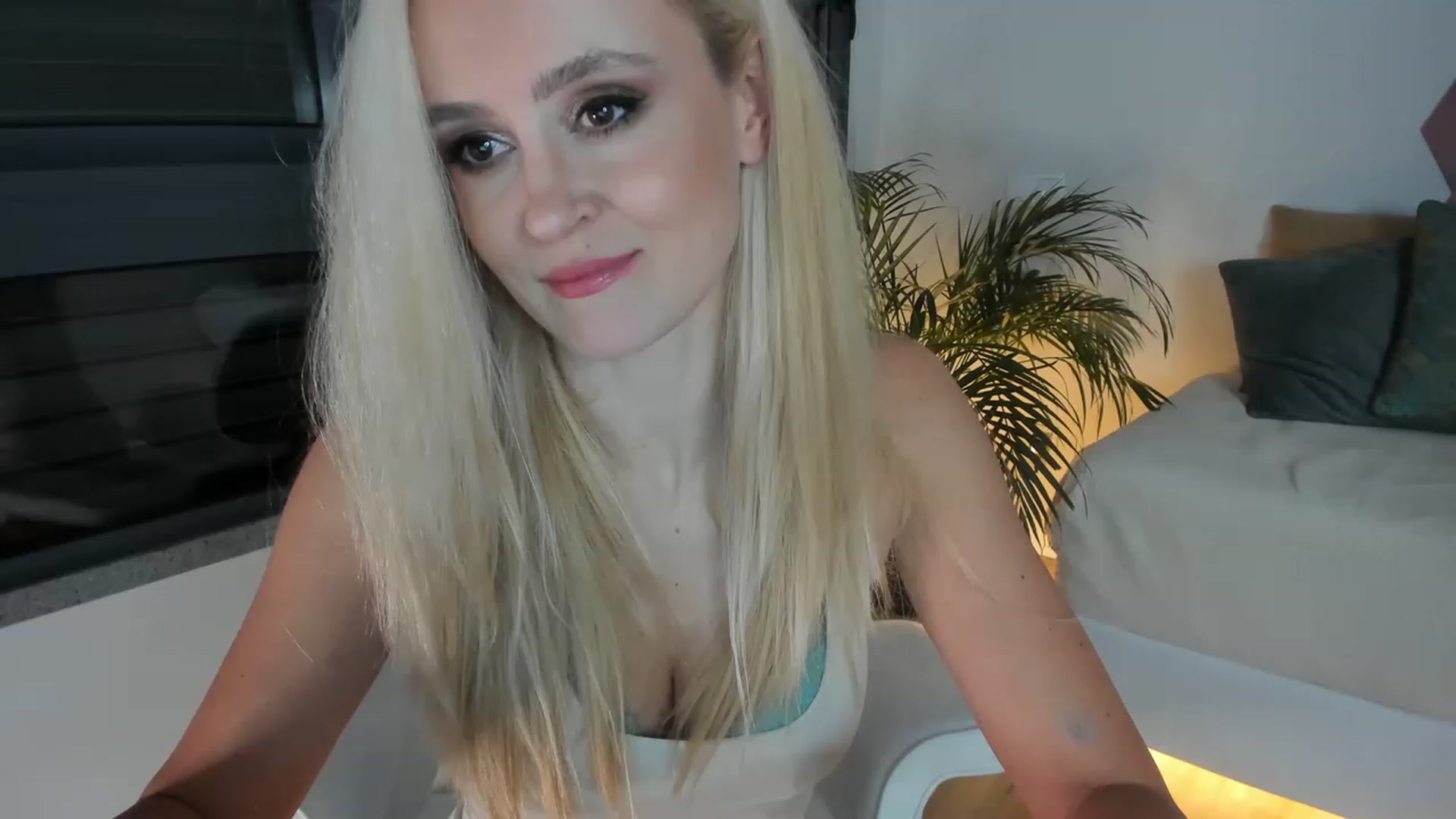 Gallery image thumbnail from AoifeOneal's myfreecams stream on, 01/20/2023, 20:20 image 15 of 20