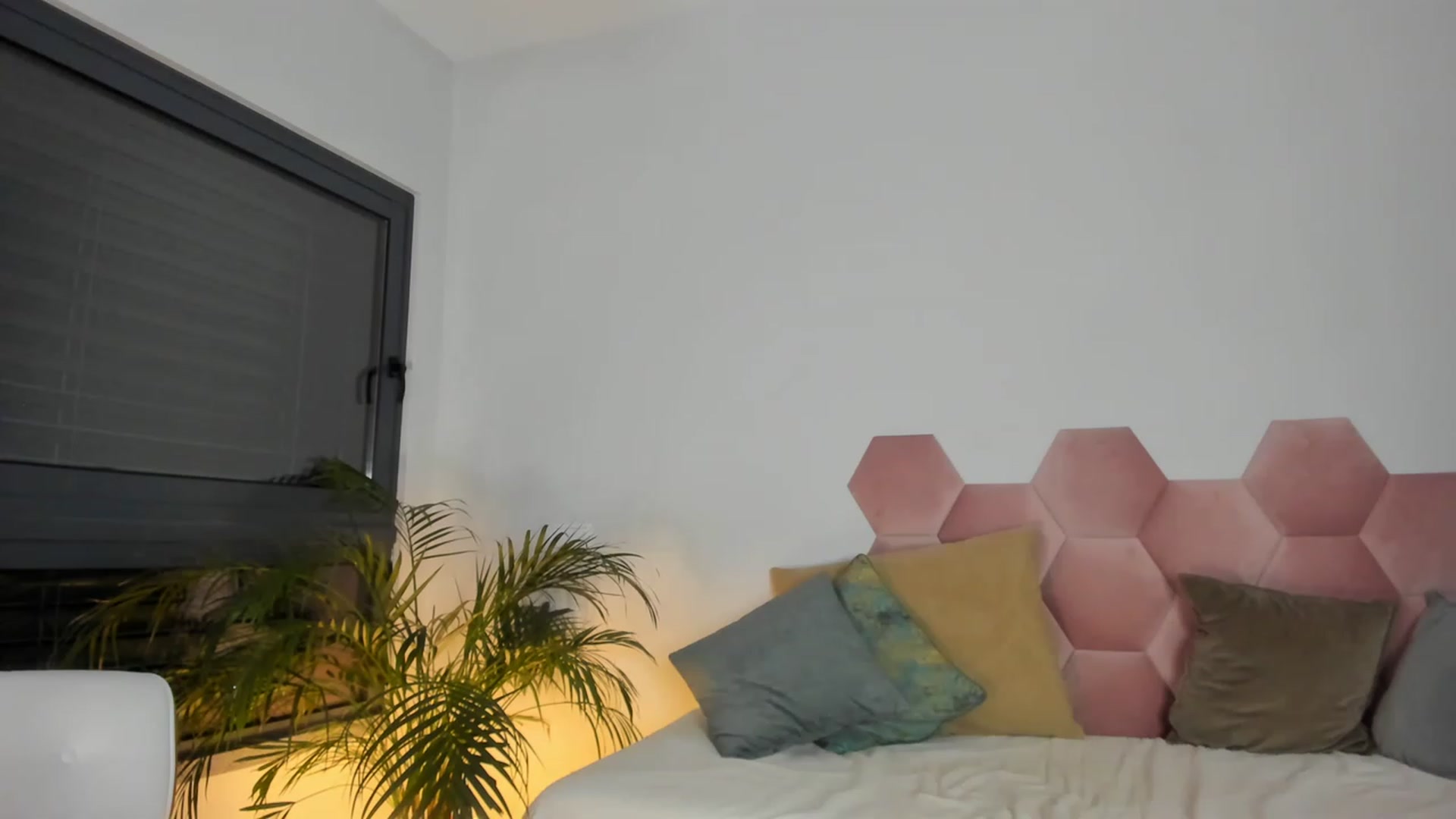 Gallery image thumbnail from AoifeOneal's myfreecams stream on, 01/21/2023, 22:09 image 10 of 20