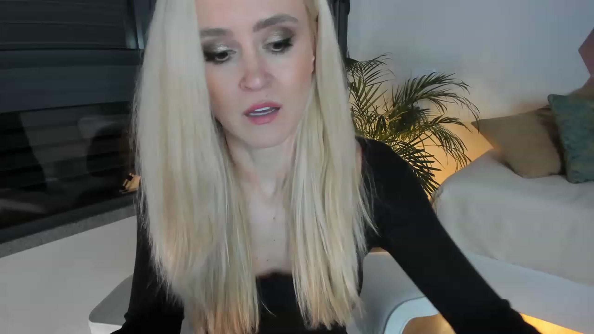 Gallery image thumbnail from AoifeOneal's myfreecams stream on, 01/25/2023, 20:27 image 10 of 20