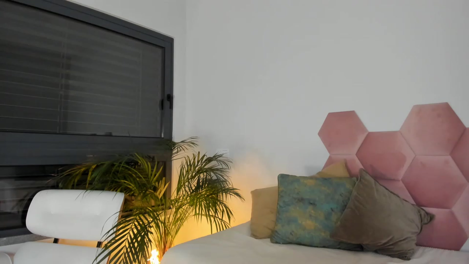 Gallery image thumbnail from AoifeOneal's myfreecams stream on, 01/25/2023, 20:27 image 14 of 20