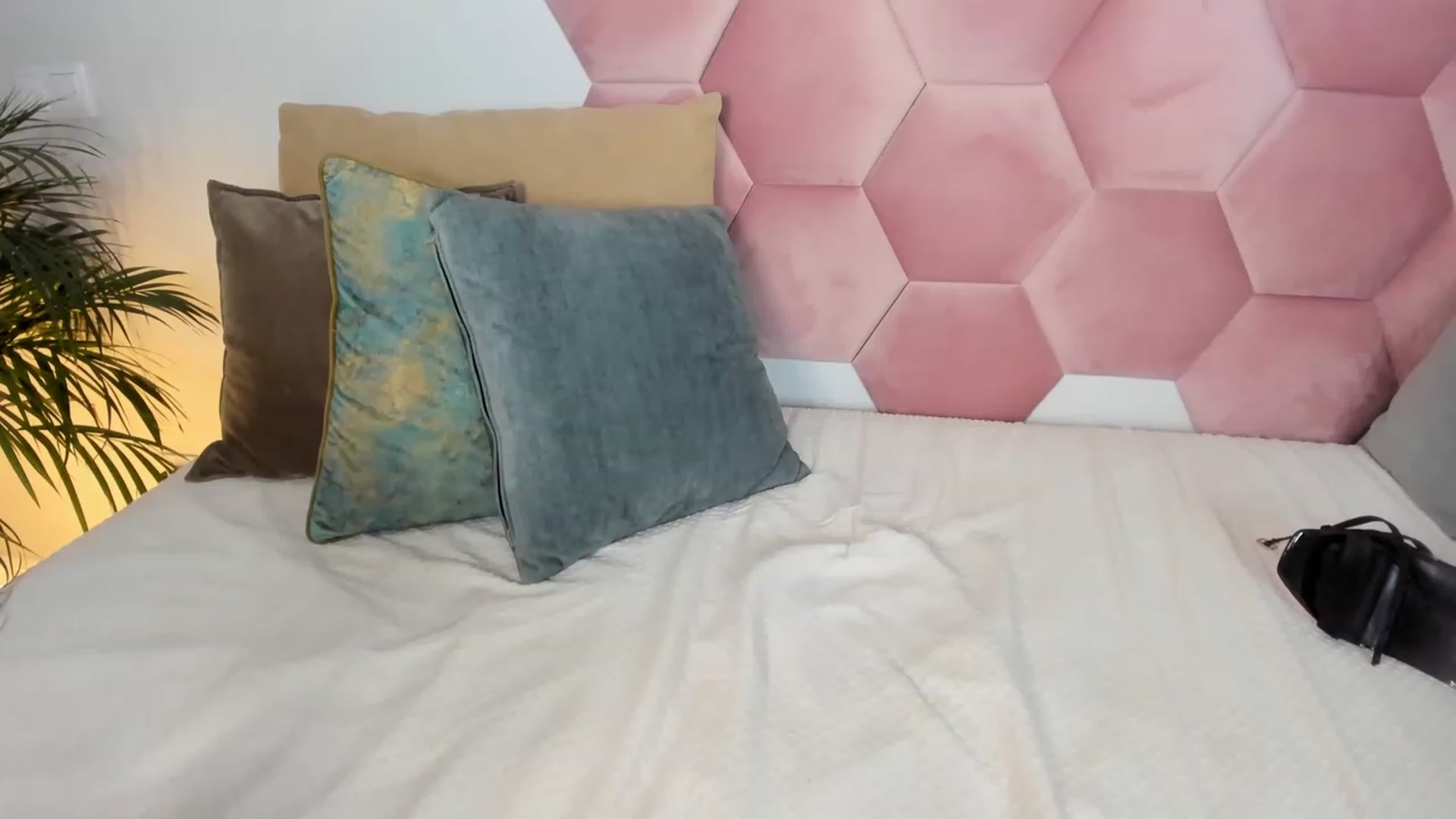 Gallery image thumbnail from AoifeOneal's myfreecams stream on, 01/27/2023, 20:55 image 15 of 20
