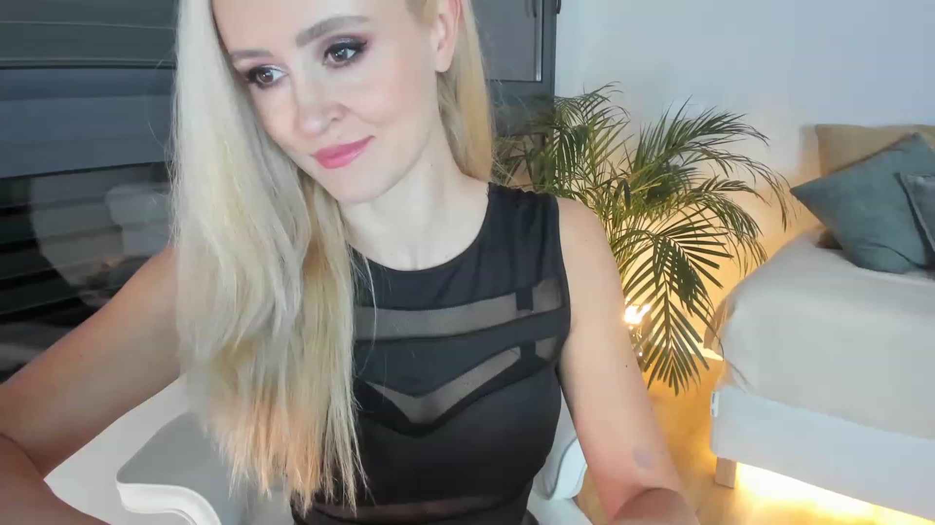 Gallery image thumbnail from AoifeOneal's myfreecams stream on, 02/04/2023, 19:43 image 10 of 20