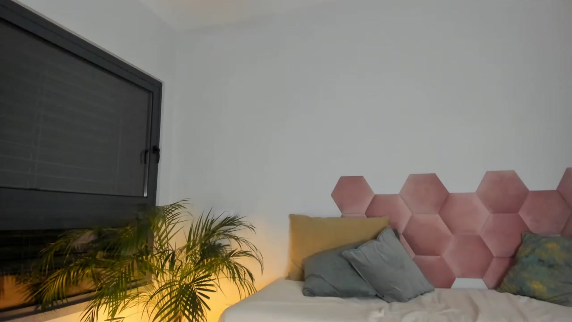 Gallery image thumbnail from AoifeOneal's myfreecams stream on, 02/04/2023, 21:40 image 16 of 20