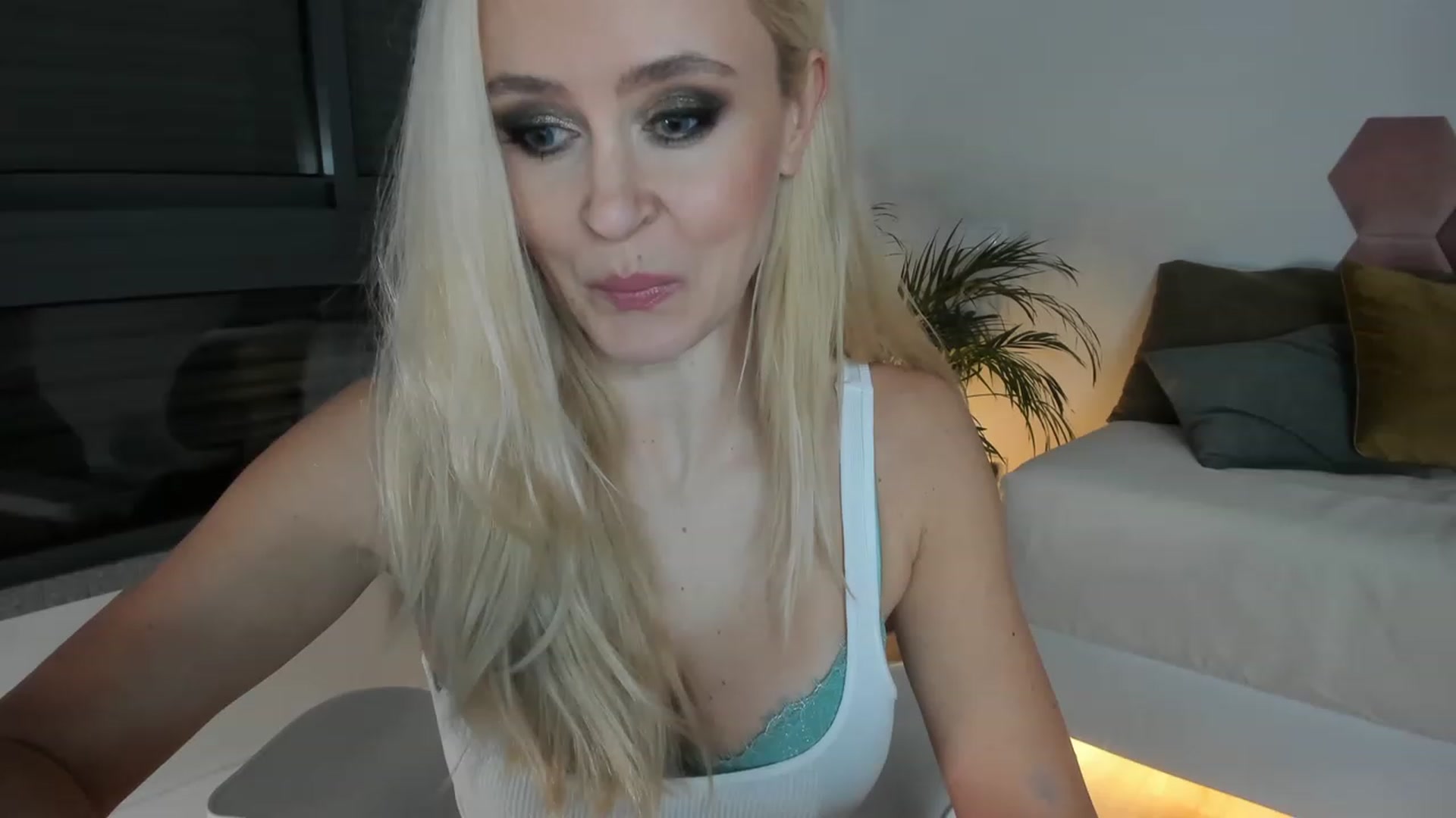 Gallery image thumbnail from AoifeOneal's myfreecams stream on, 02/11/2023, 19:52 image 6 of 20