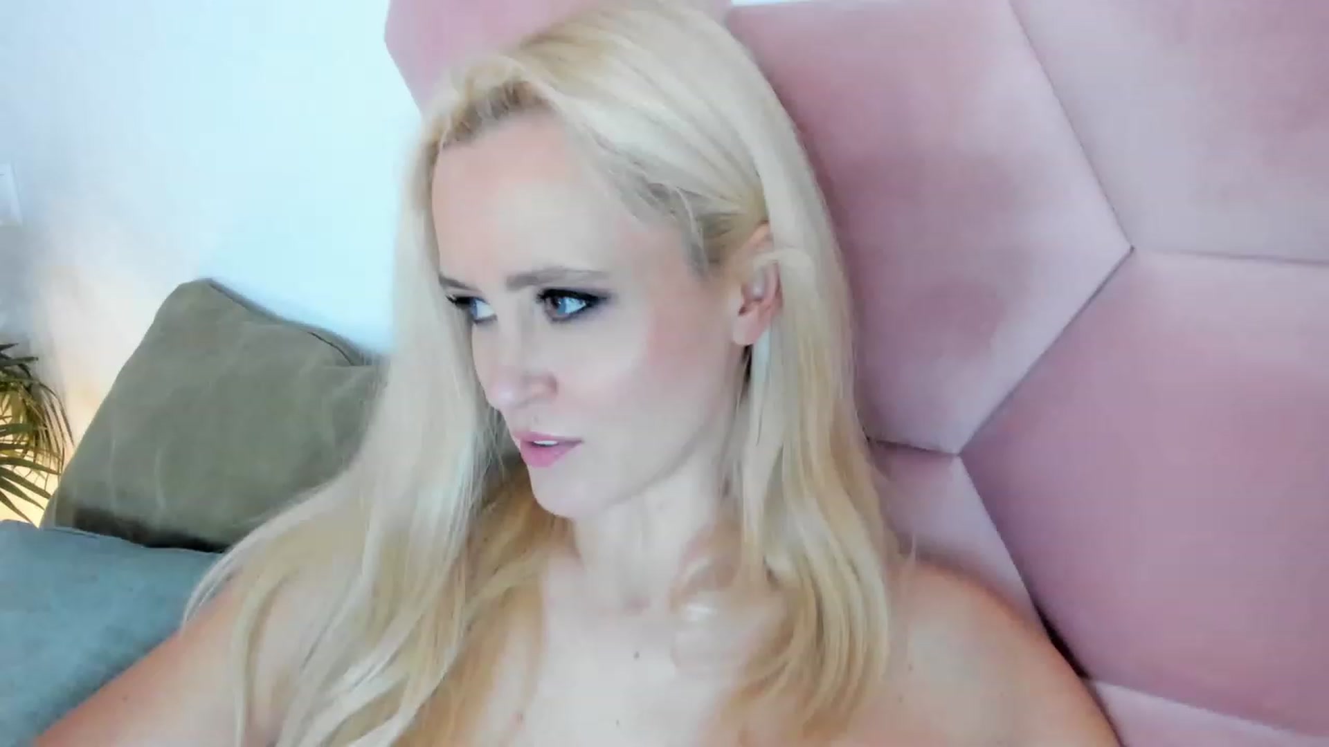 Gallery image thumbnail from AoifeOneal's myfreecams stream on, 02/14/2023, 20:47 image 2 of 20