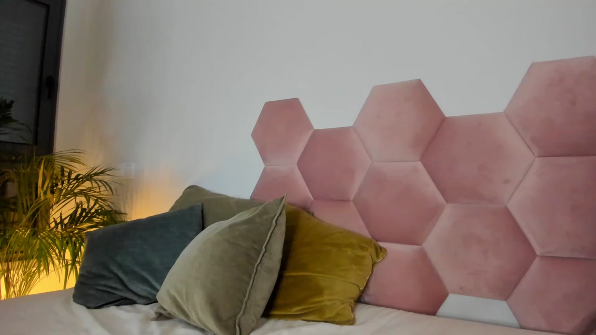 Gallery image thumbnail from AoifeOneal's myfreecams stream on, 02/15/2023, 21:30 image 18 of 20