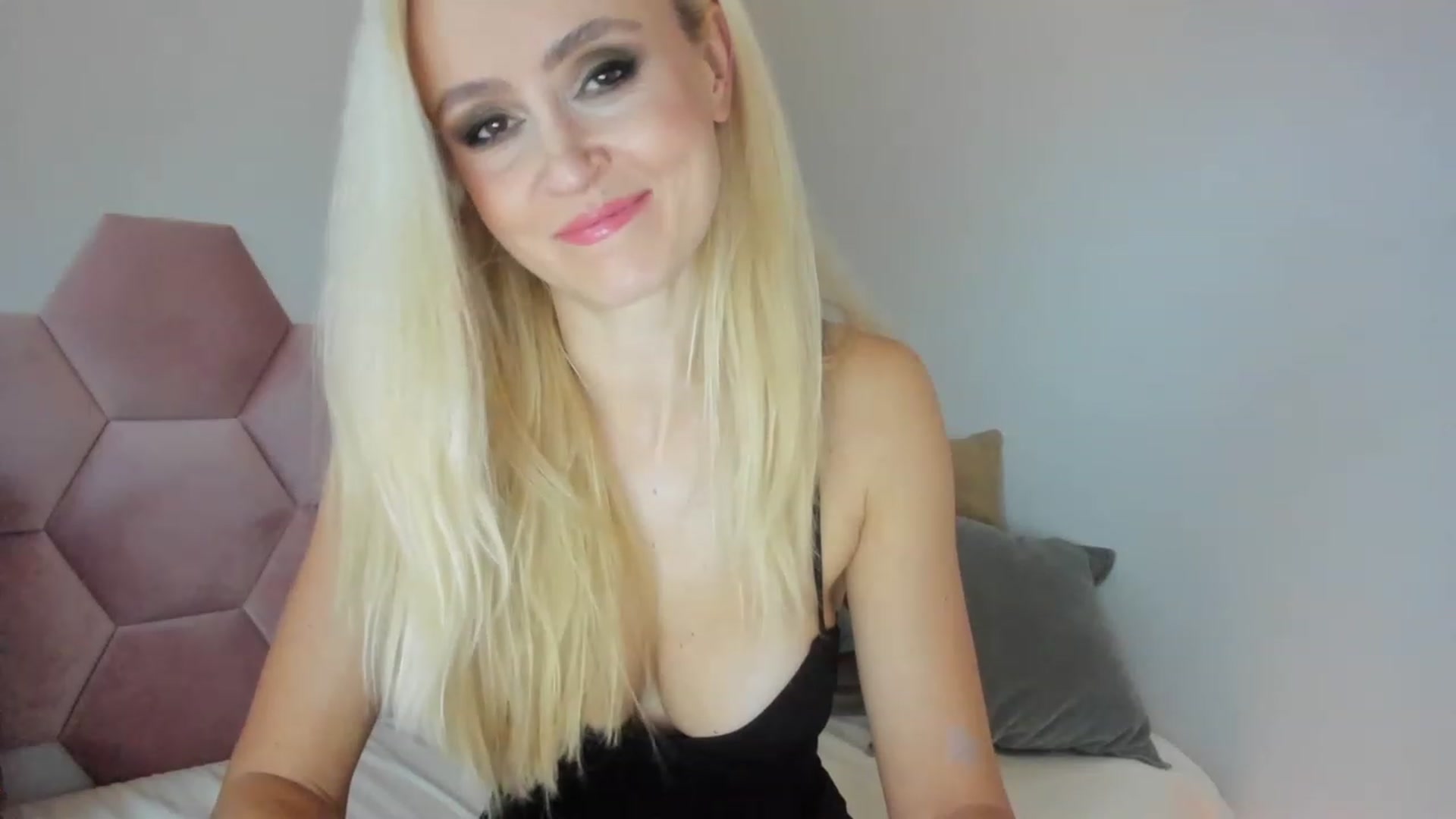 Gallery image thumbnail from AoifeOneal's myfreecams stream on, 02/24/2023, 19:22 image 13 of 20