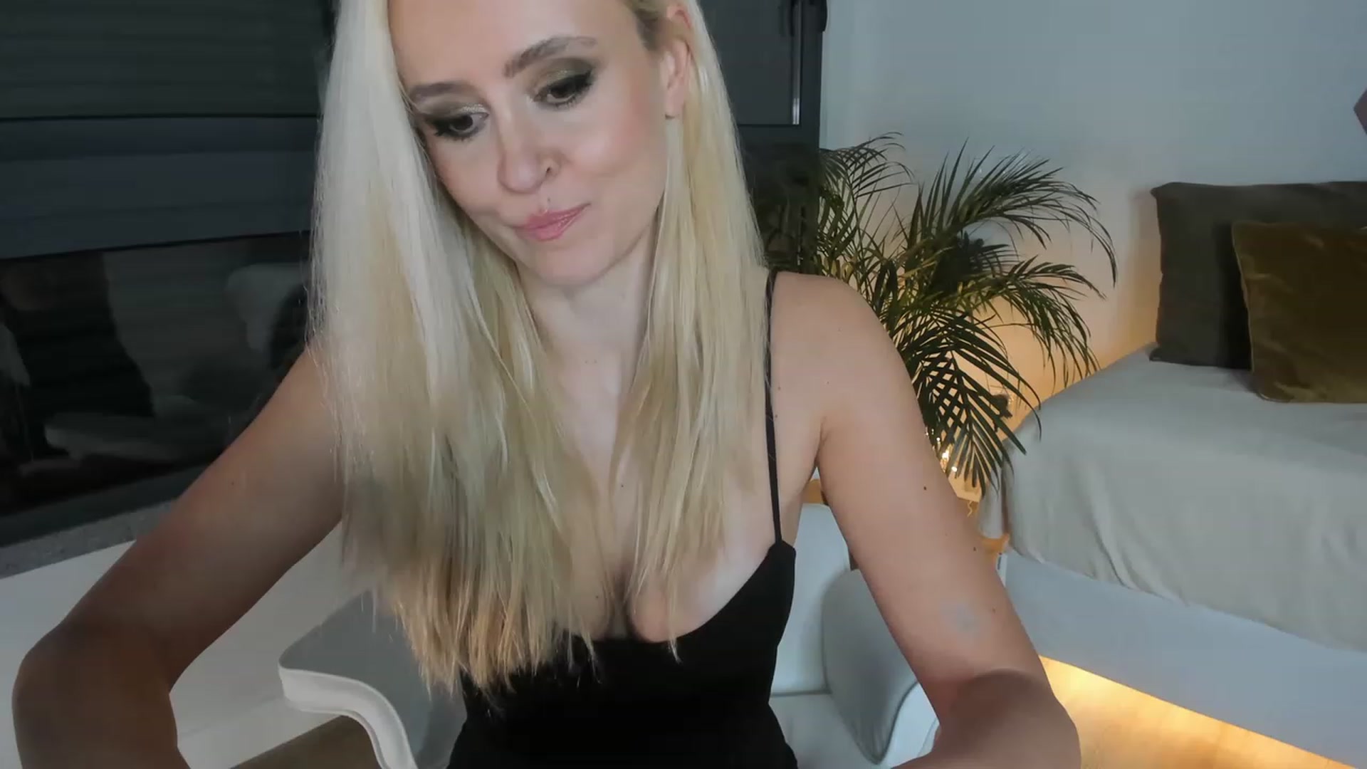 Gallery image thumbnail from AoifeOneal's myfreecams stream on, 02/24/2023, 20:34 image 1 of 20