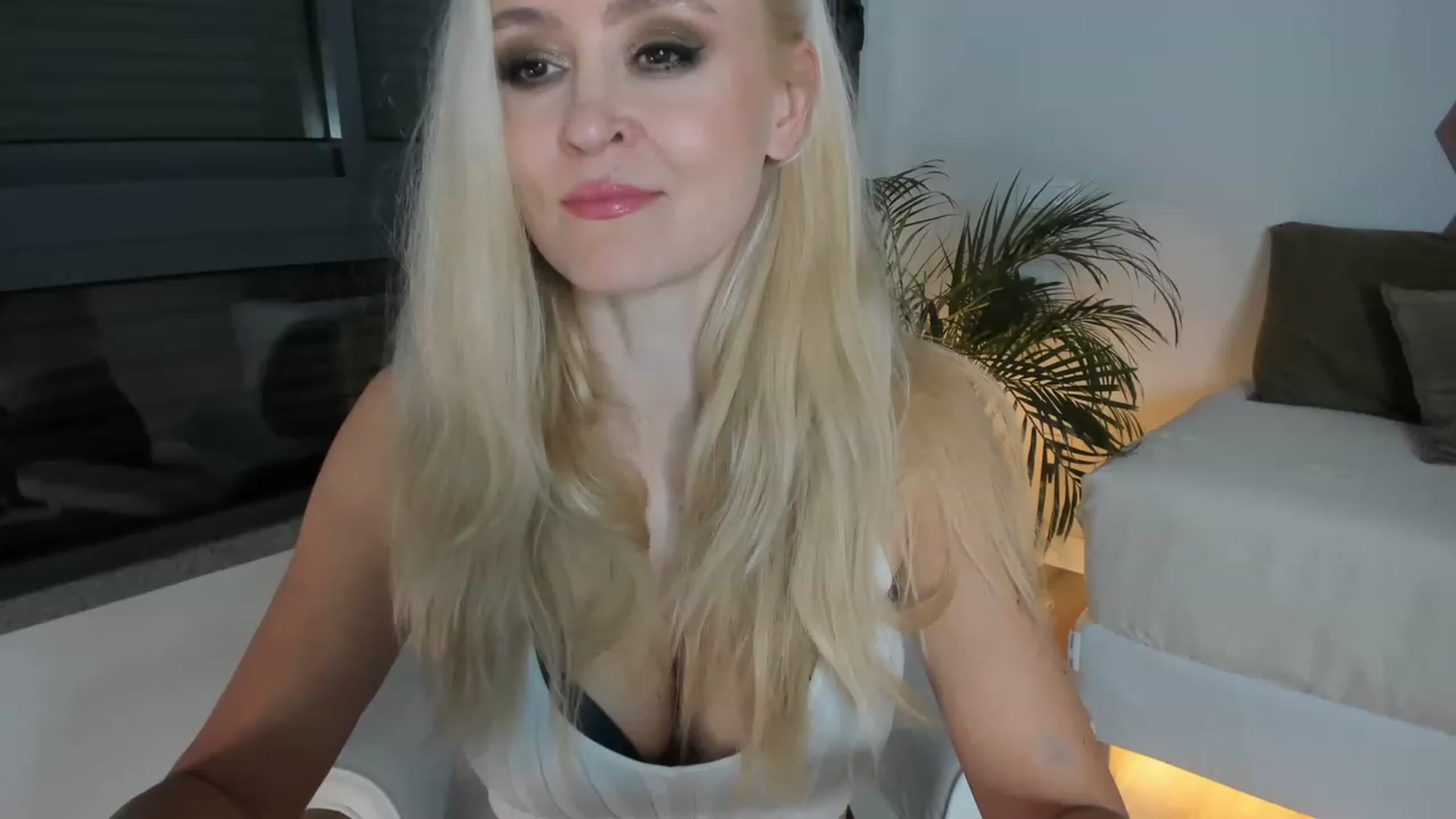 Gallery image thumbnail from AoifeOneal's myfreecams stream on, 02/28/2023, 21:32 image 2 of 20