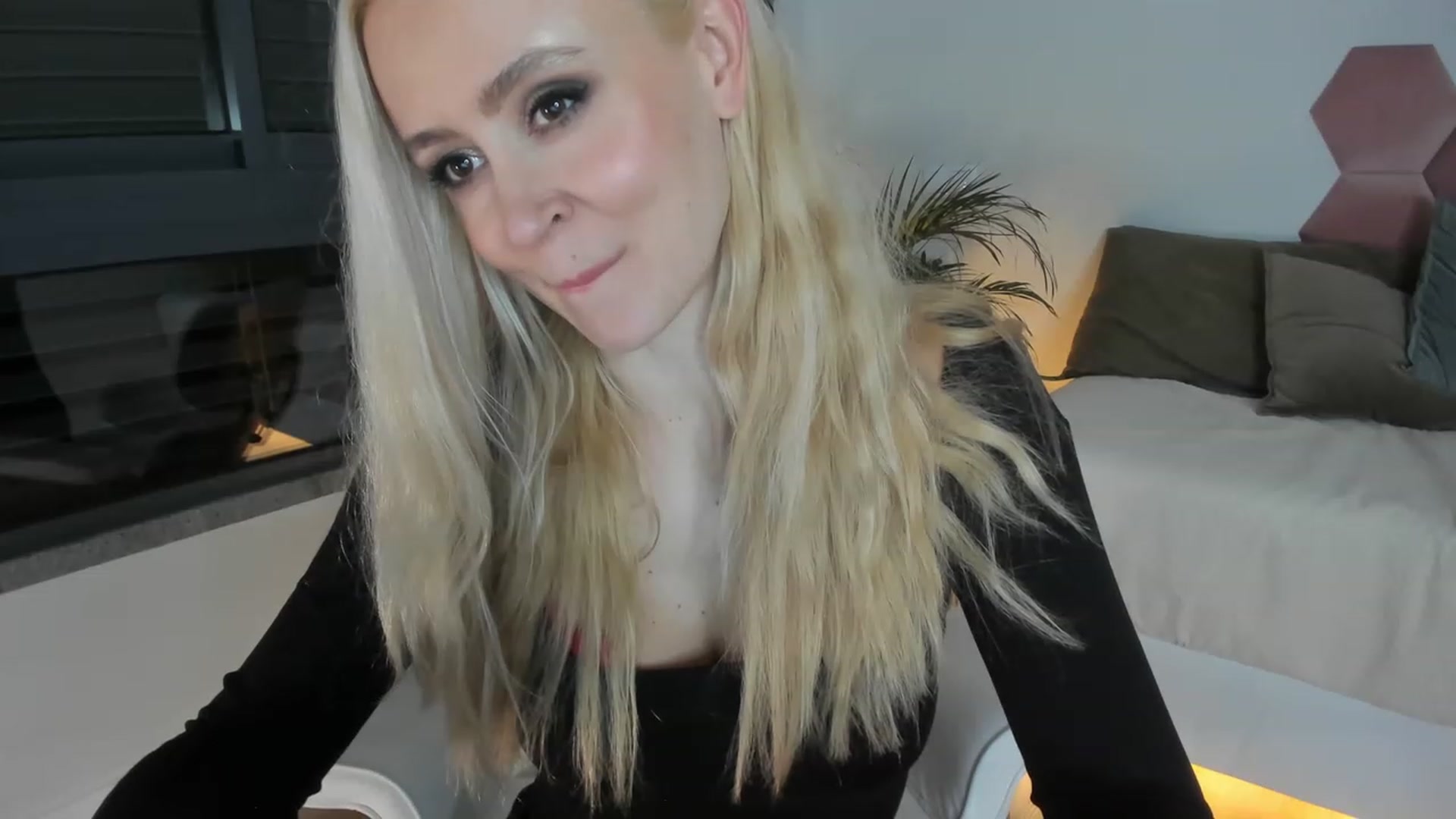 Gallery image thumbnail from AoifeOneal's myfreecams stream on, 03/01/2023, 20:28 image 12 of 20